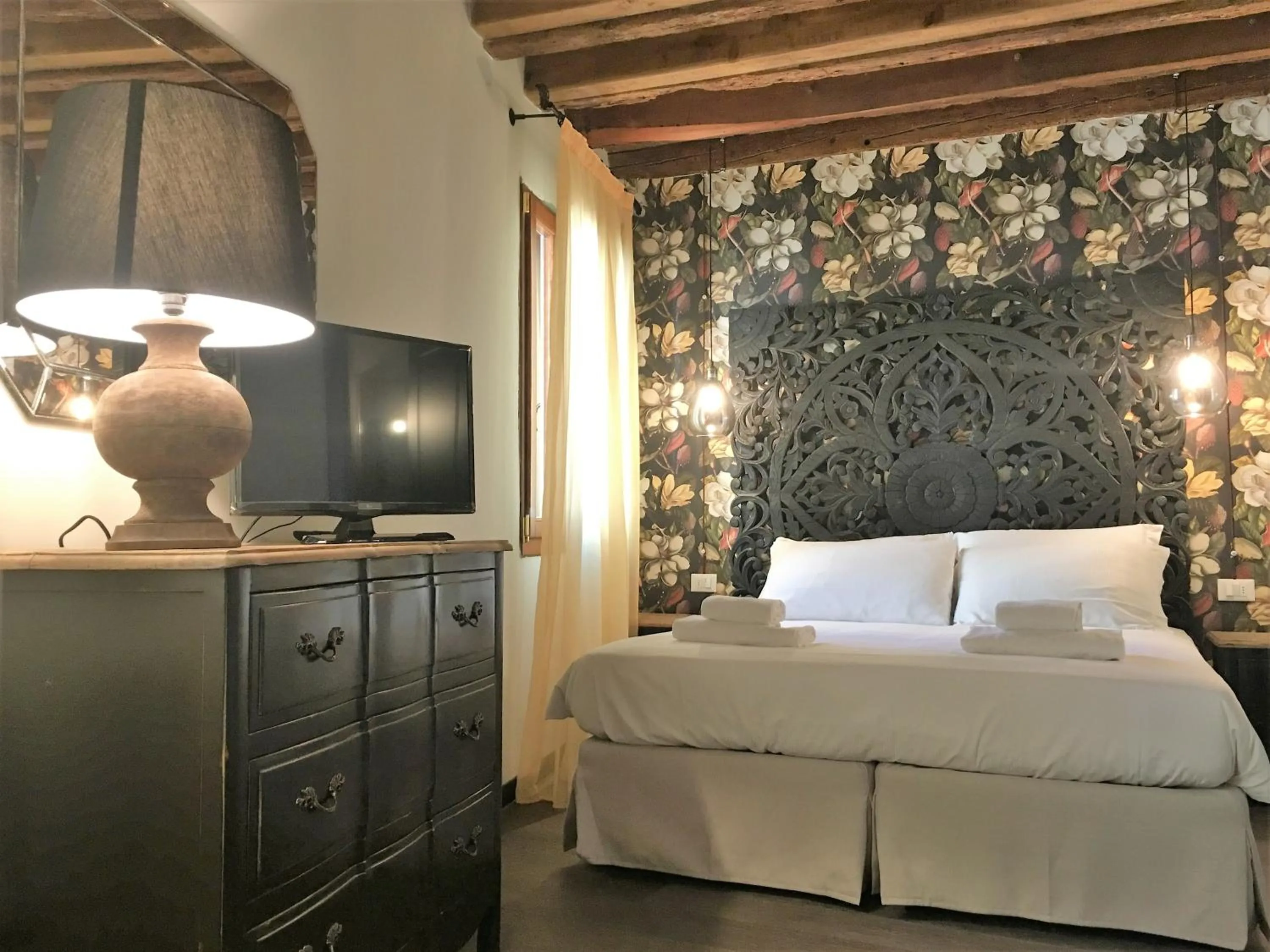 Communal lounge/ TV room, Bed in Rigoletto Charm
