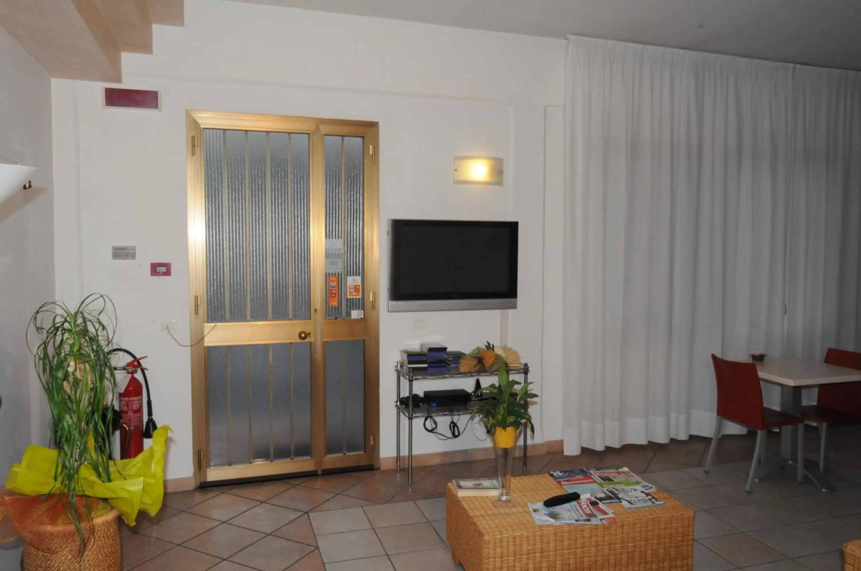 Communal lounge/ TV room in Marinetta Bed & Breakfast