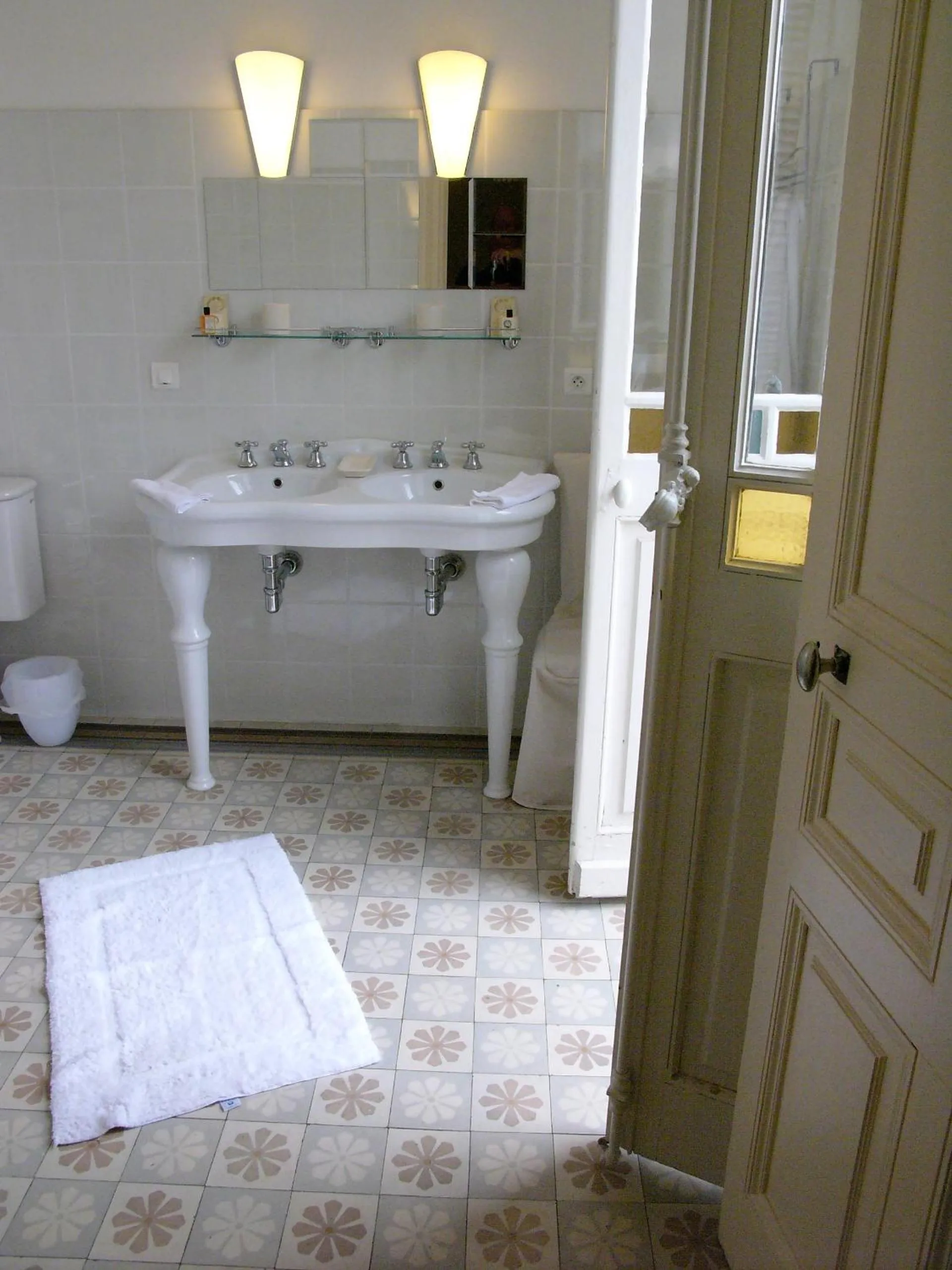 Bathroom in La Maison de Sophie