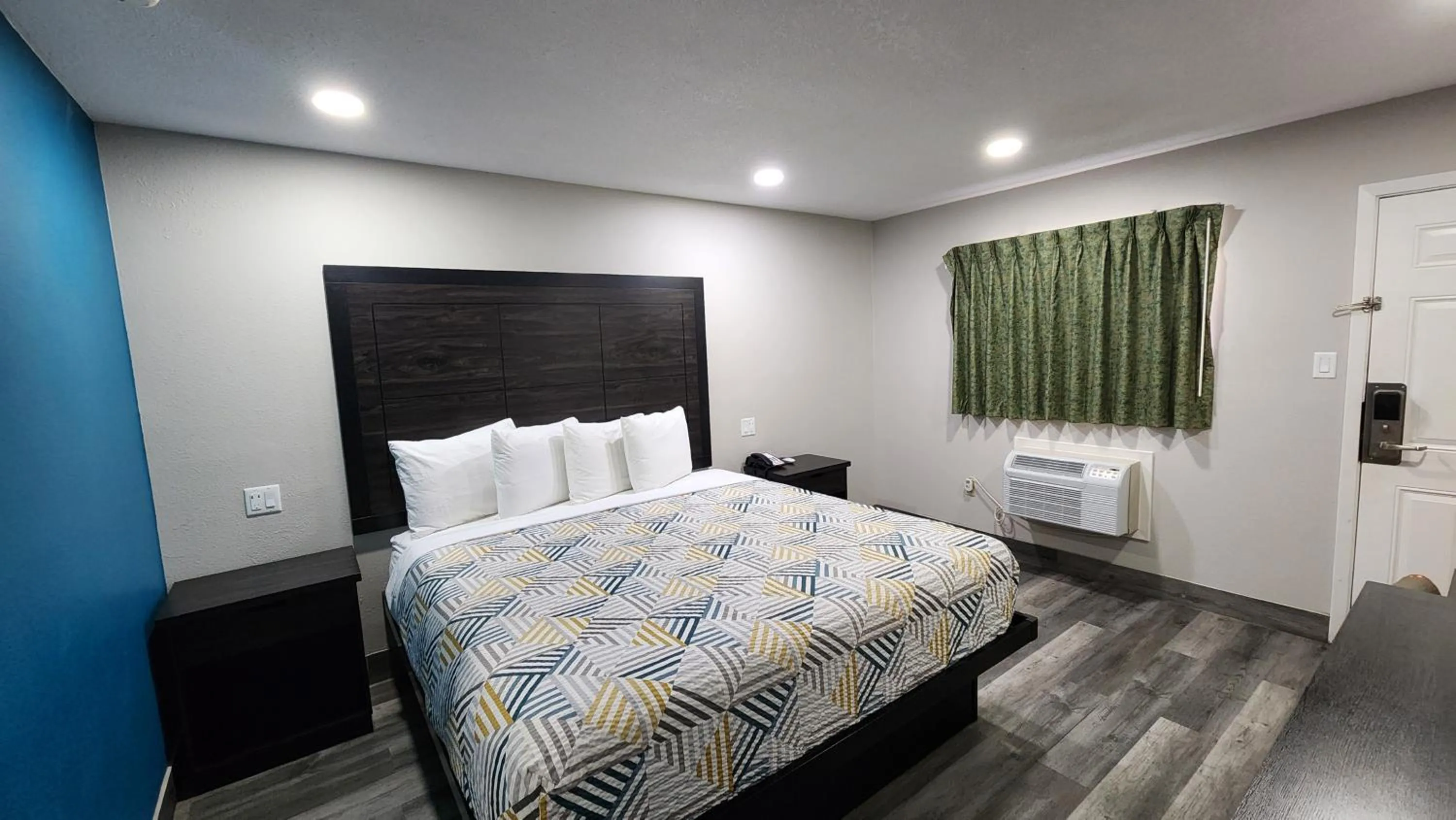 Bed in Scottish Inn & Suites