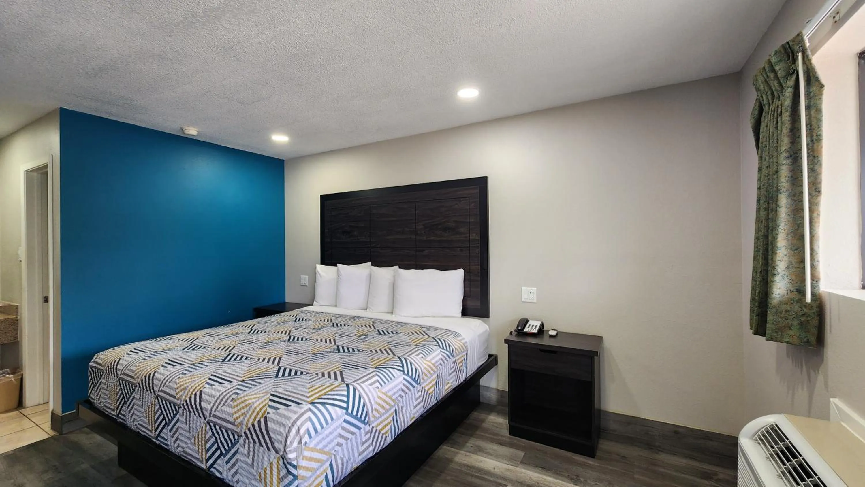 Bed in Scottish Inn & Suites