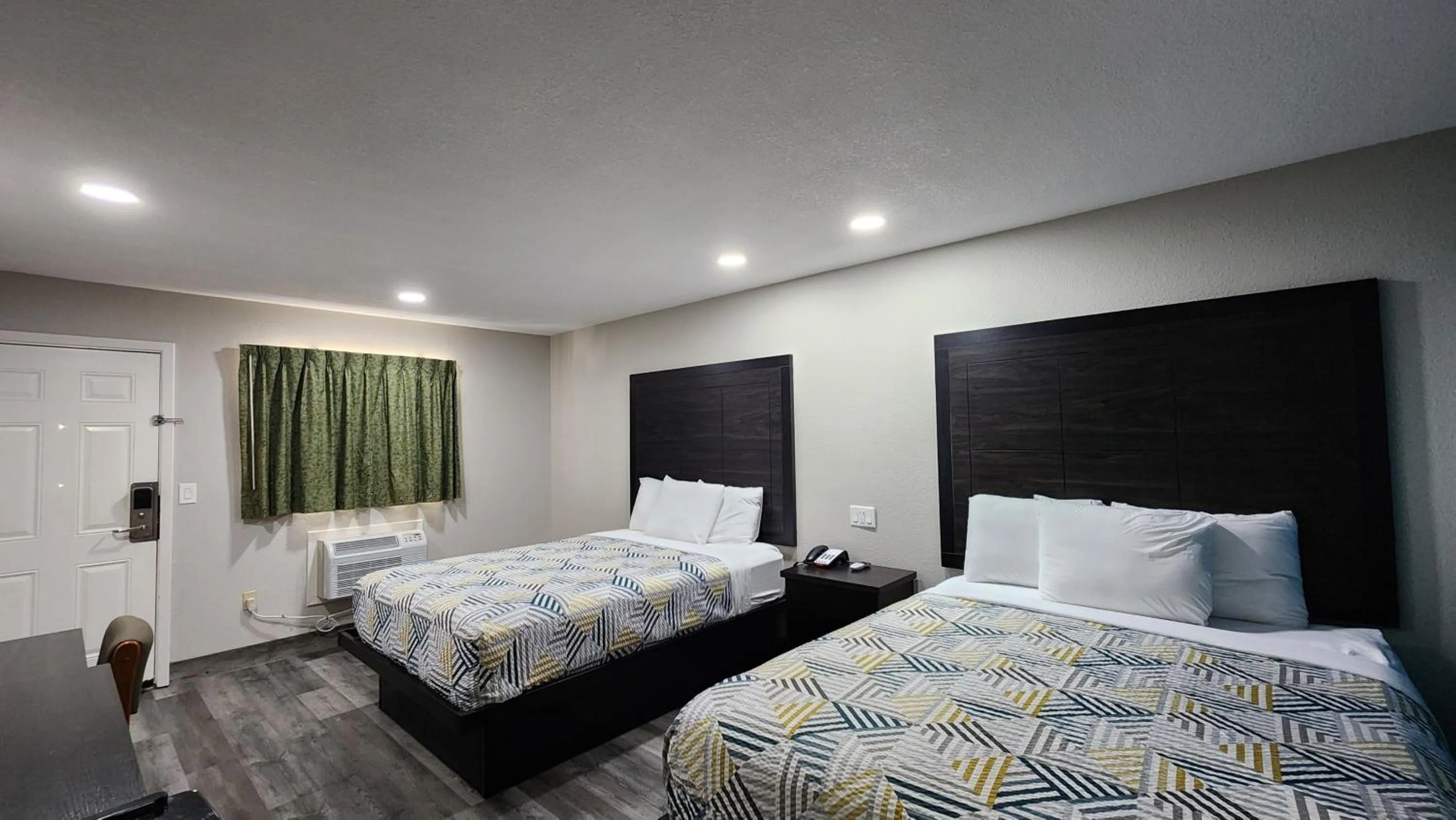 Bed in Scottish Inn & Suites