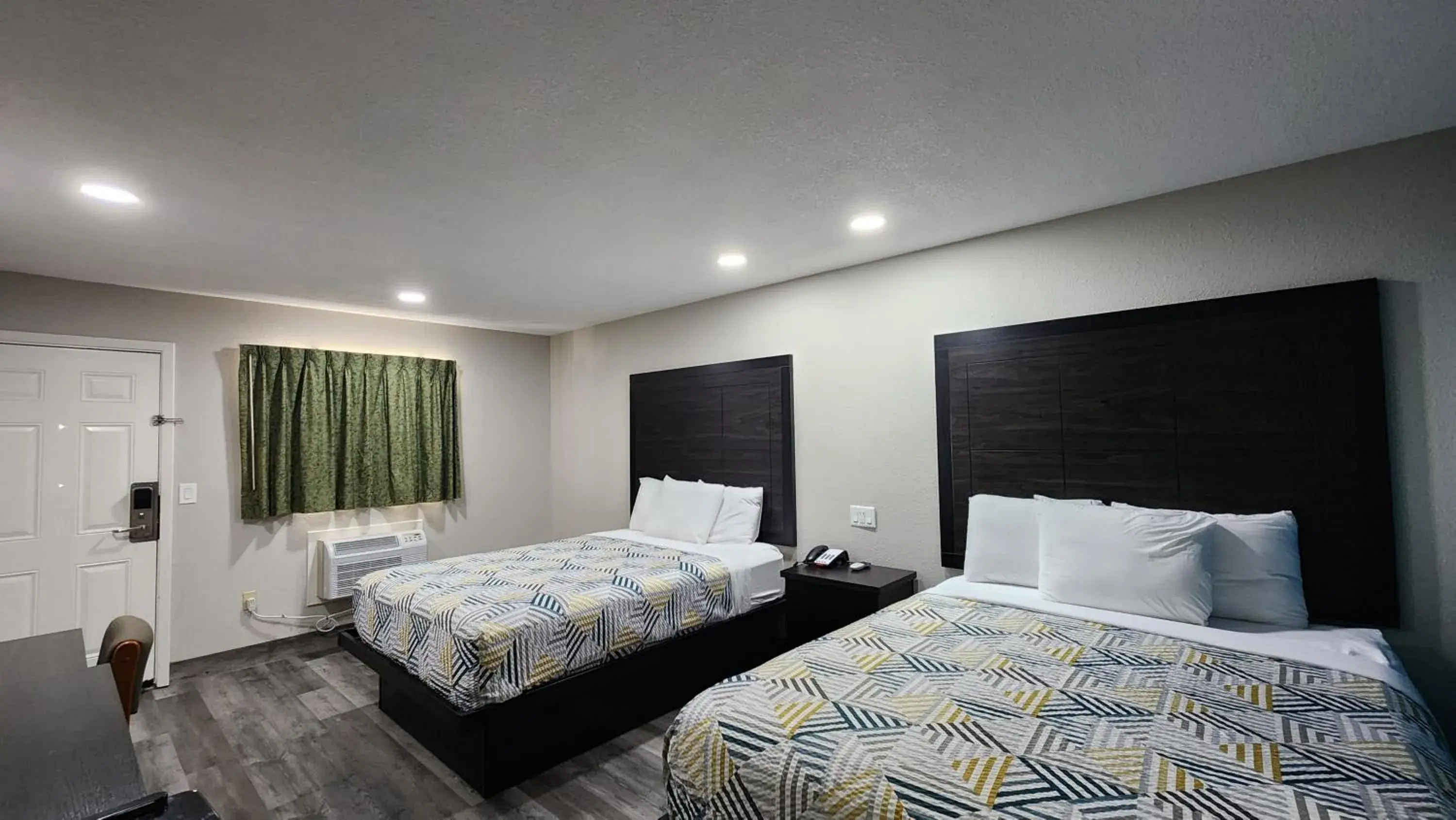 Bed in Scottish Inn & Suites Bed in Scottish Inn & Suites
