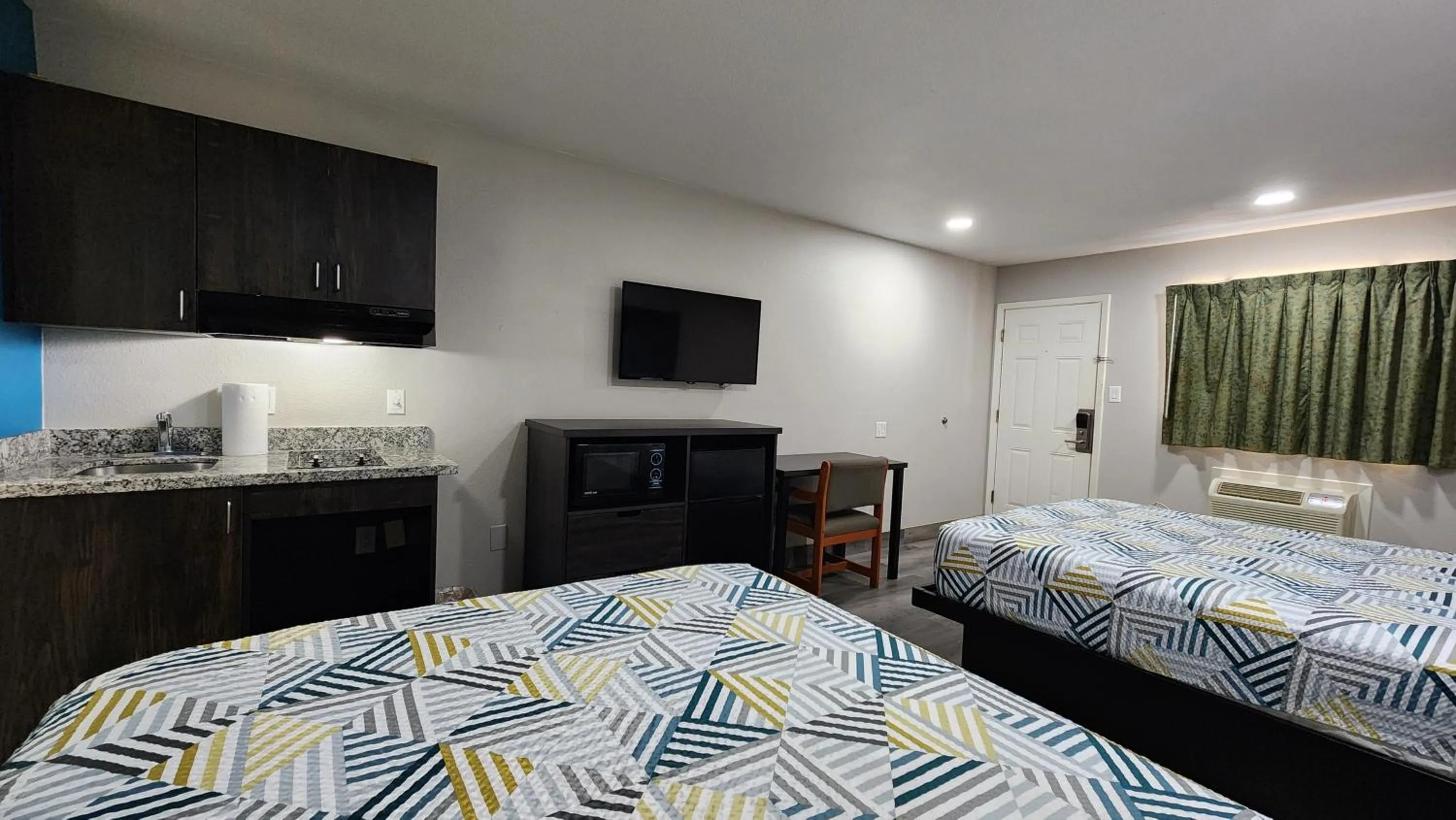 Bed in Scottish Inn & Suites