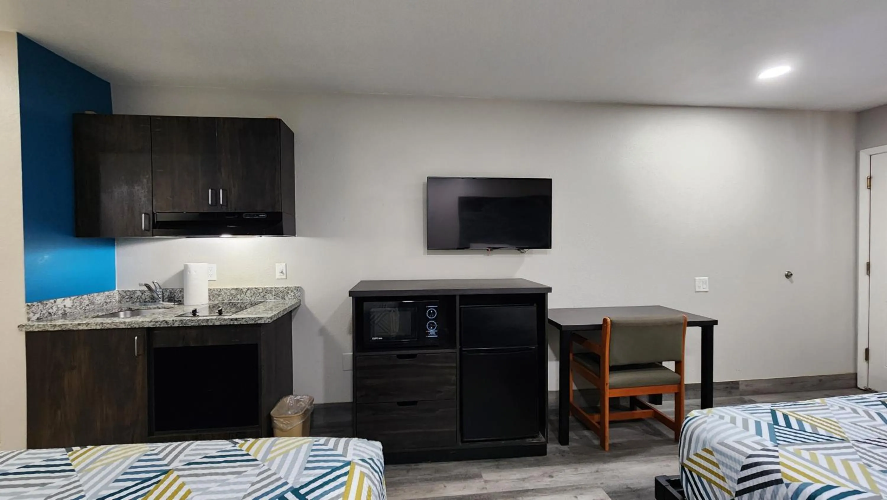 TV and multimedia, Bed in Scottish Inn & Suites