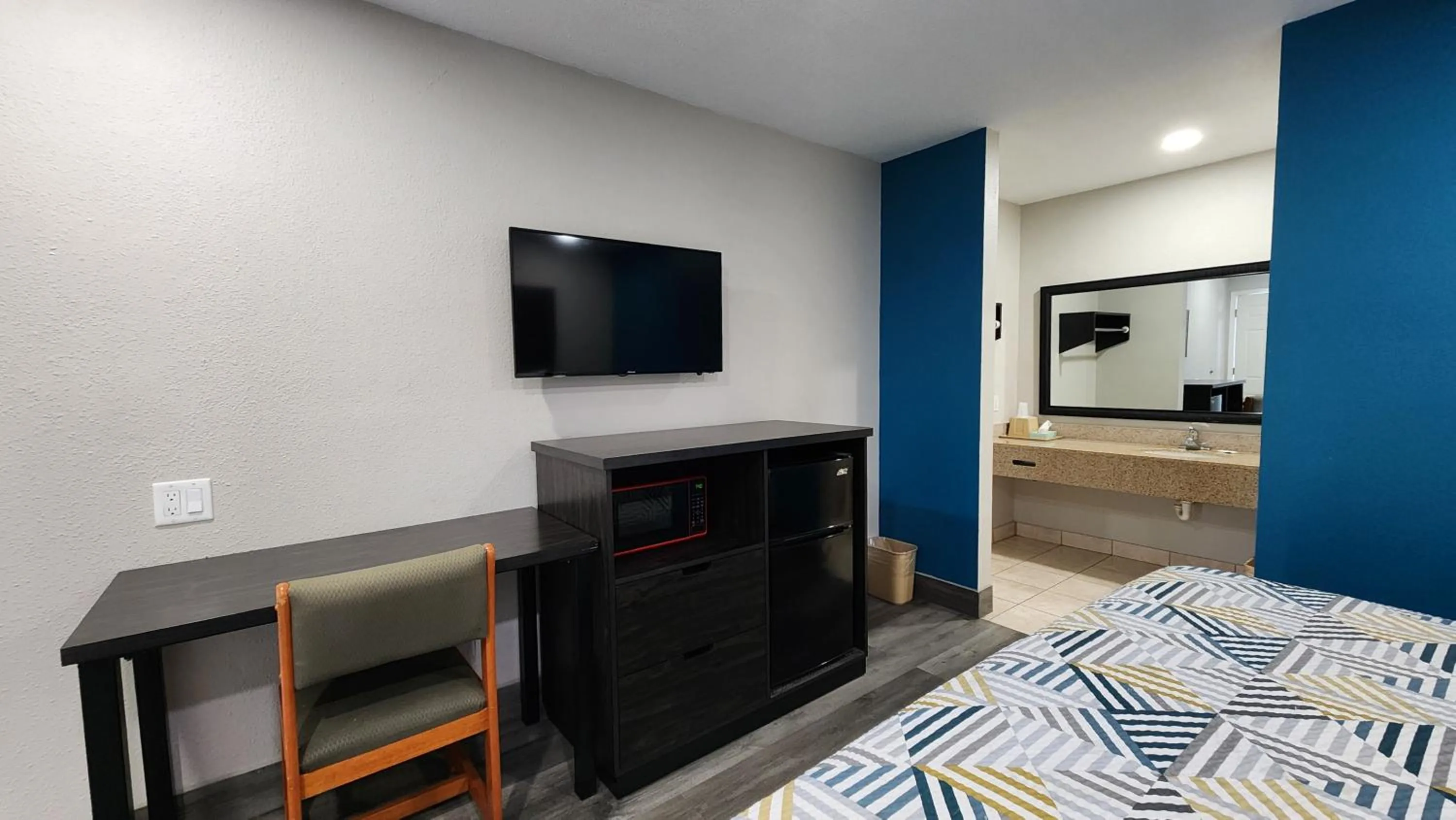 Bed in Scottish Inn & Suites