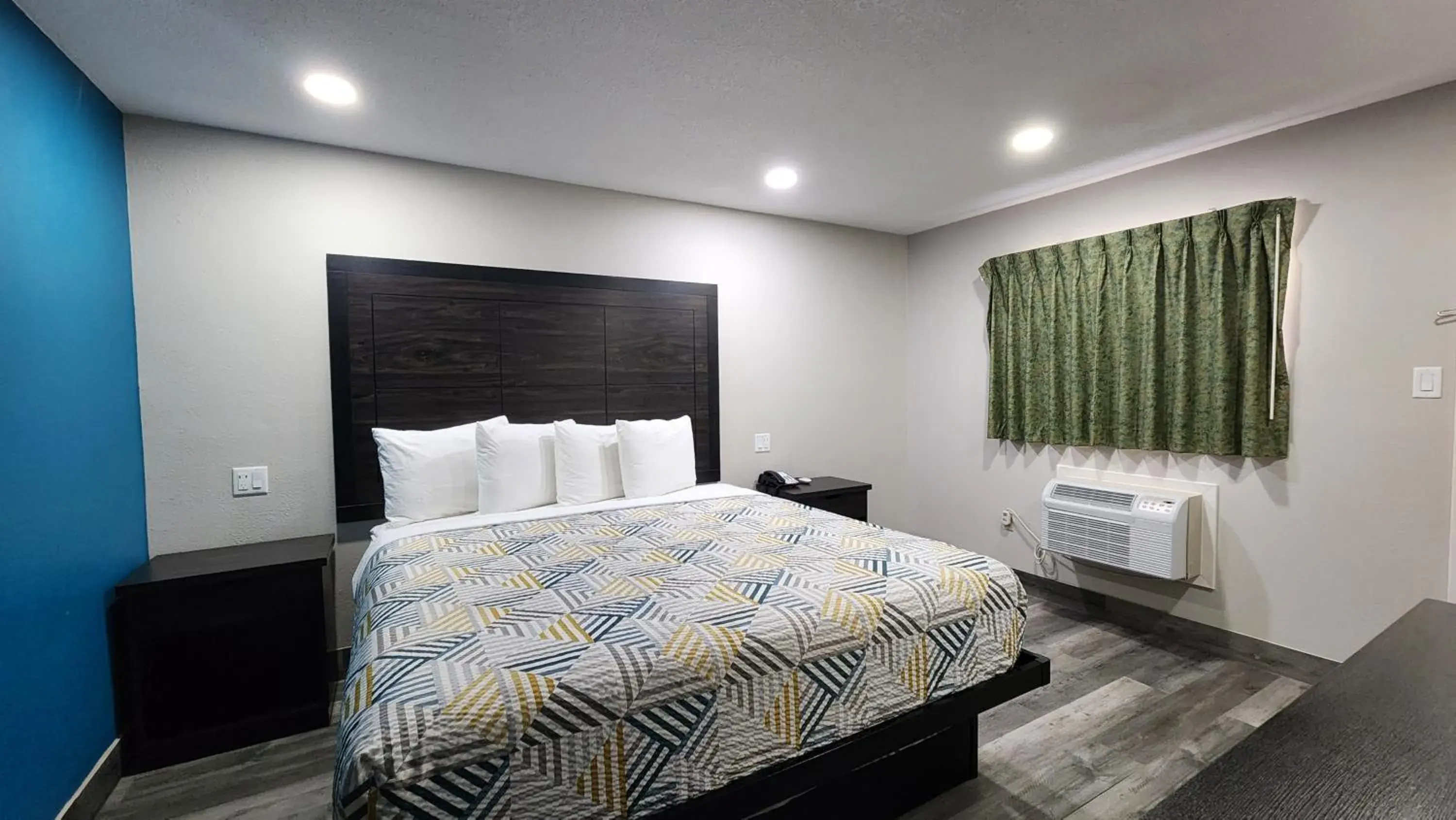 Bed in Scottish Inn & Suites Bed in Scottish Inn & Suites