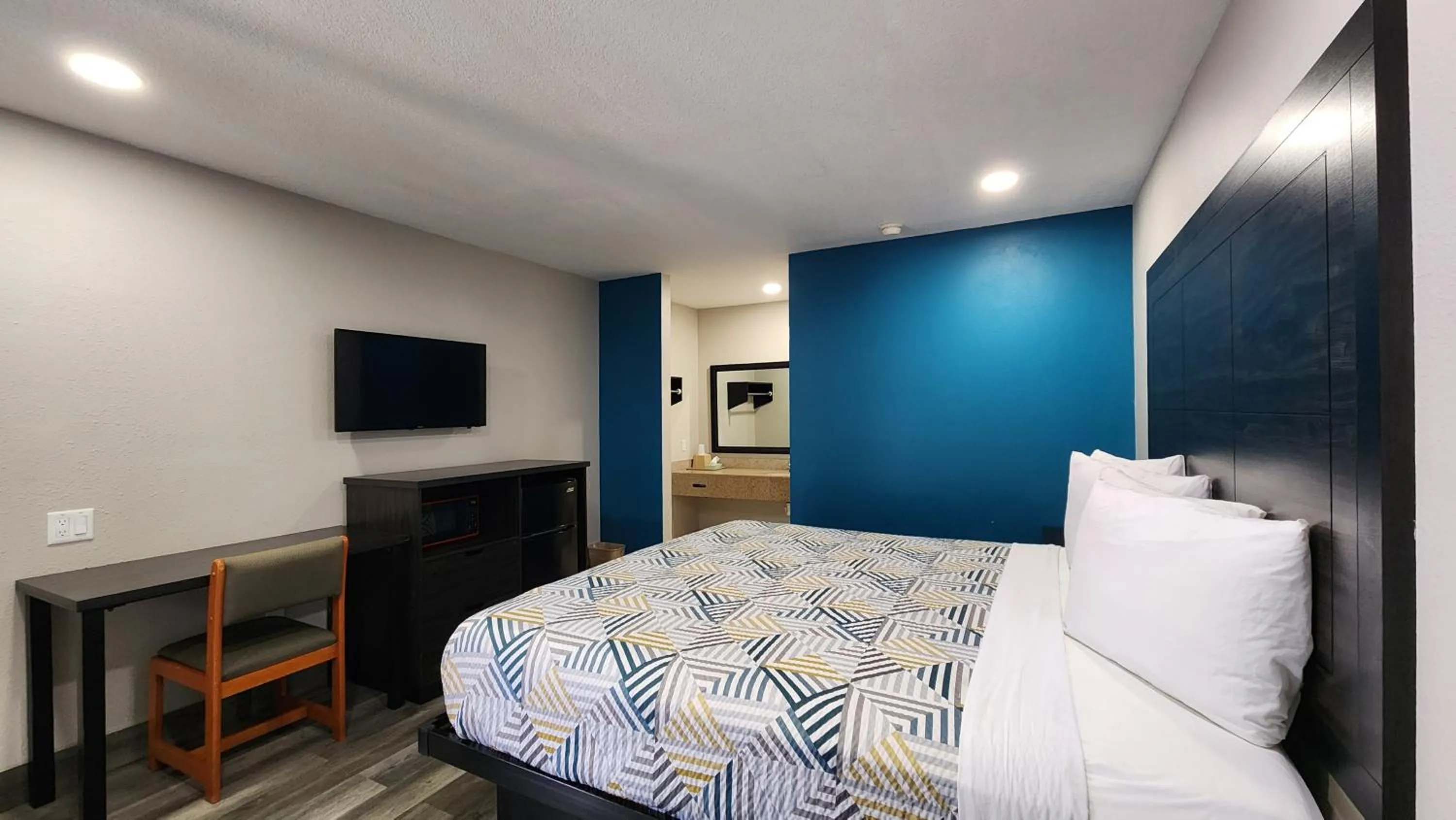 Bed in Scottish Inn & Suites