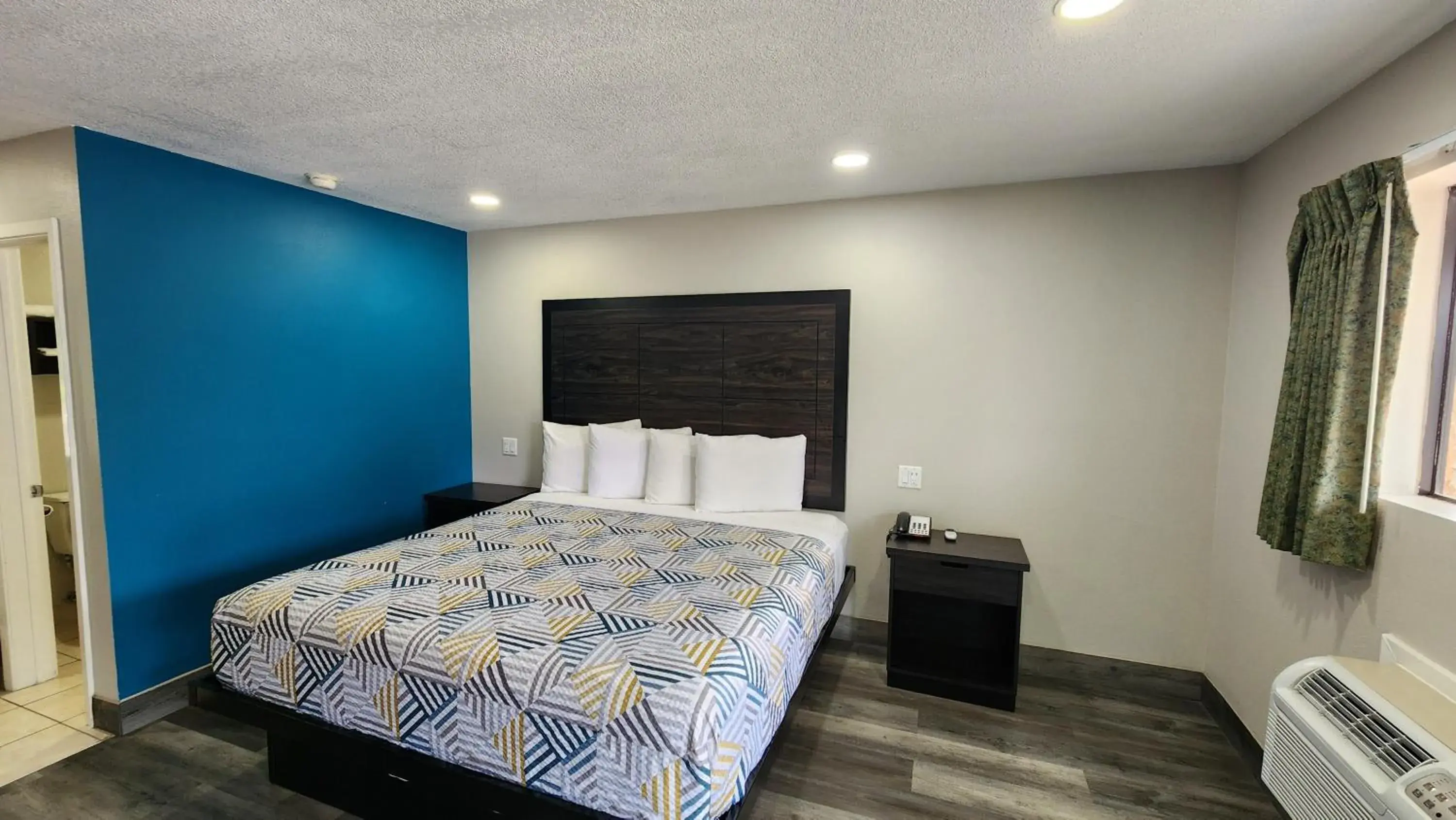 Bed in Scottish Inn & Suites Bed in Scottish Inn & Suites