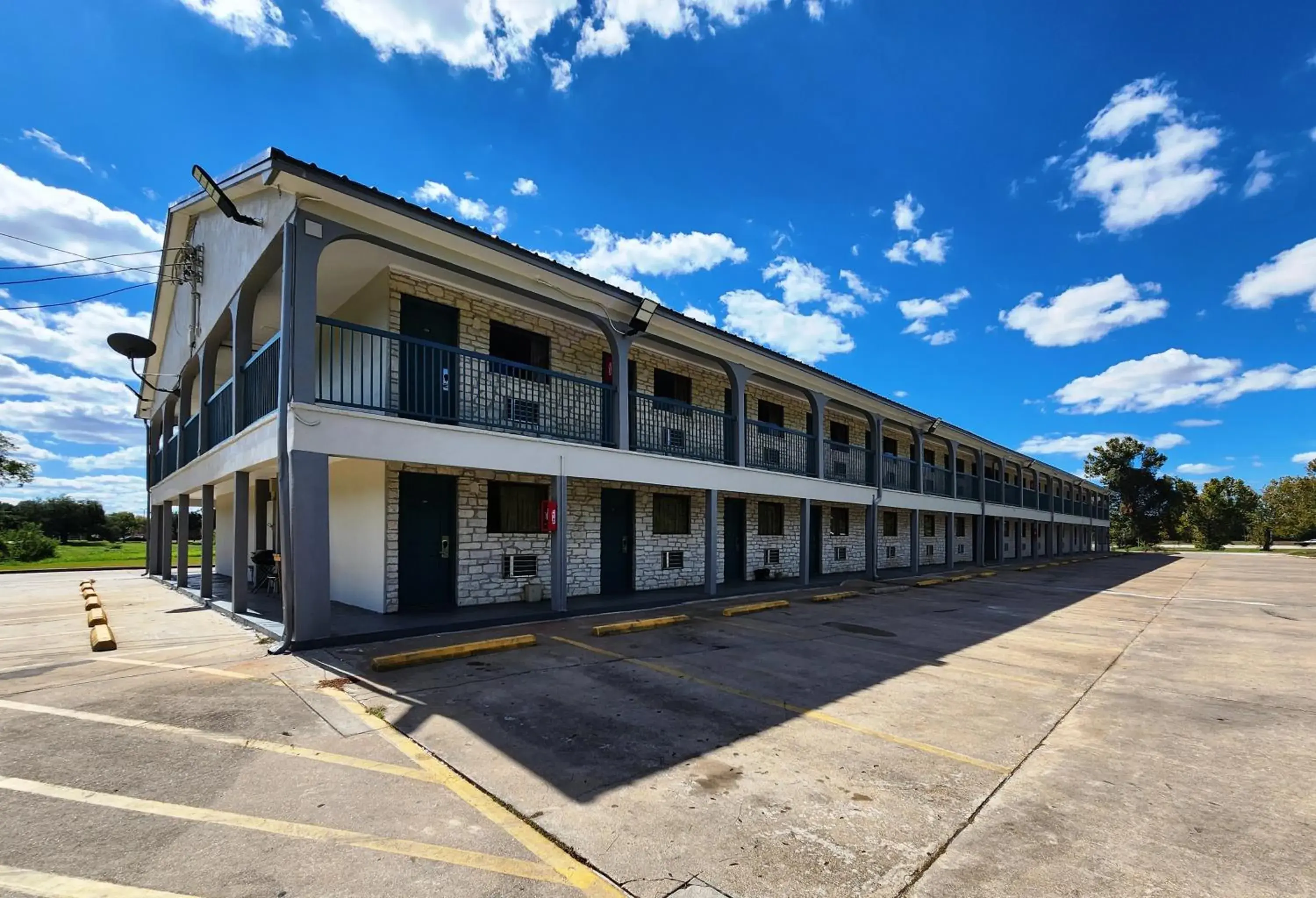 Property building in Scottish Inn & Suites Property building in Scottish Inn & Suites
