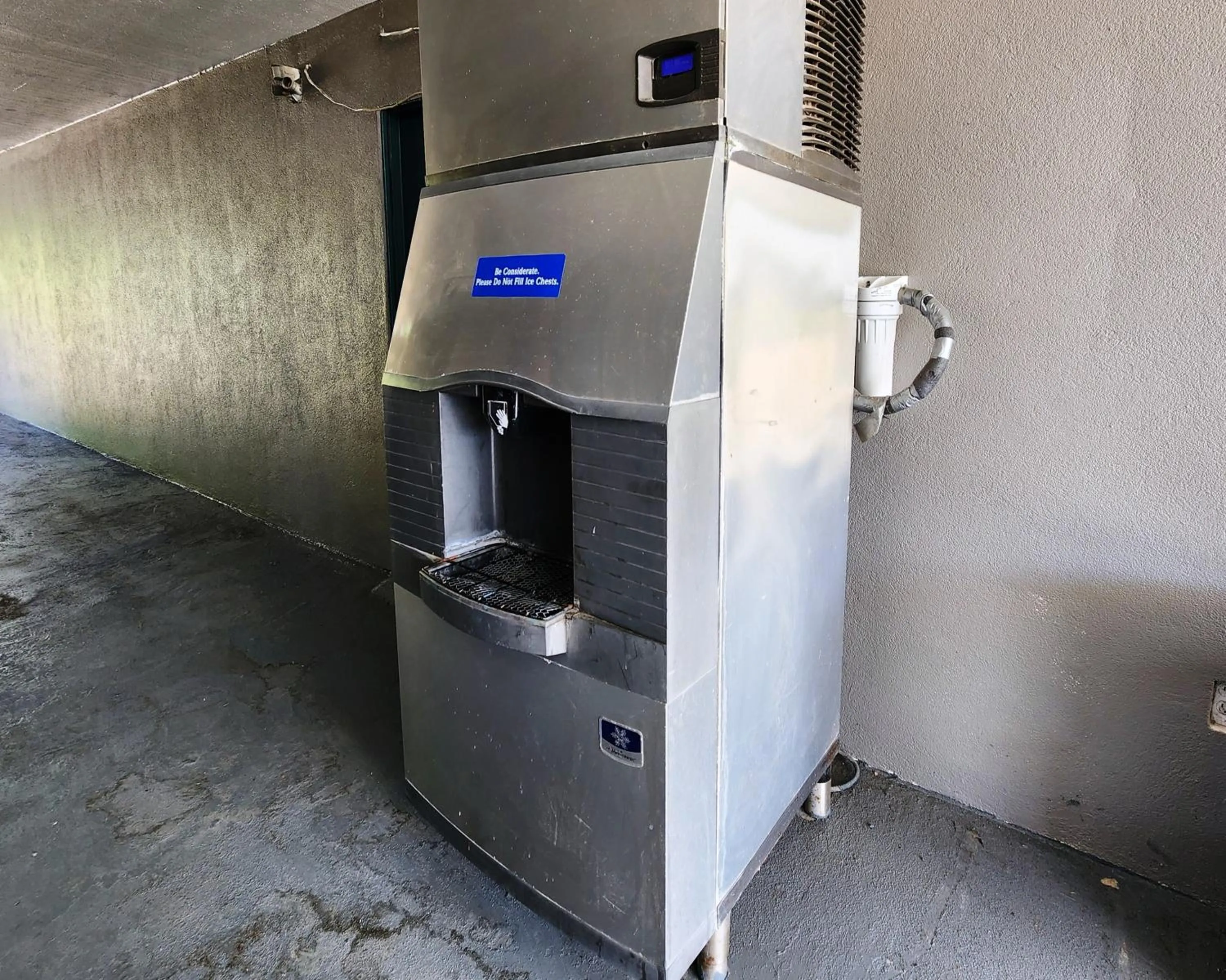 vending machine in Scottish Inn & Suites