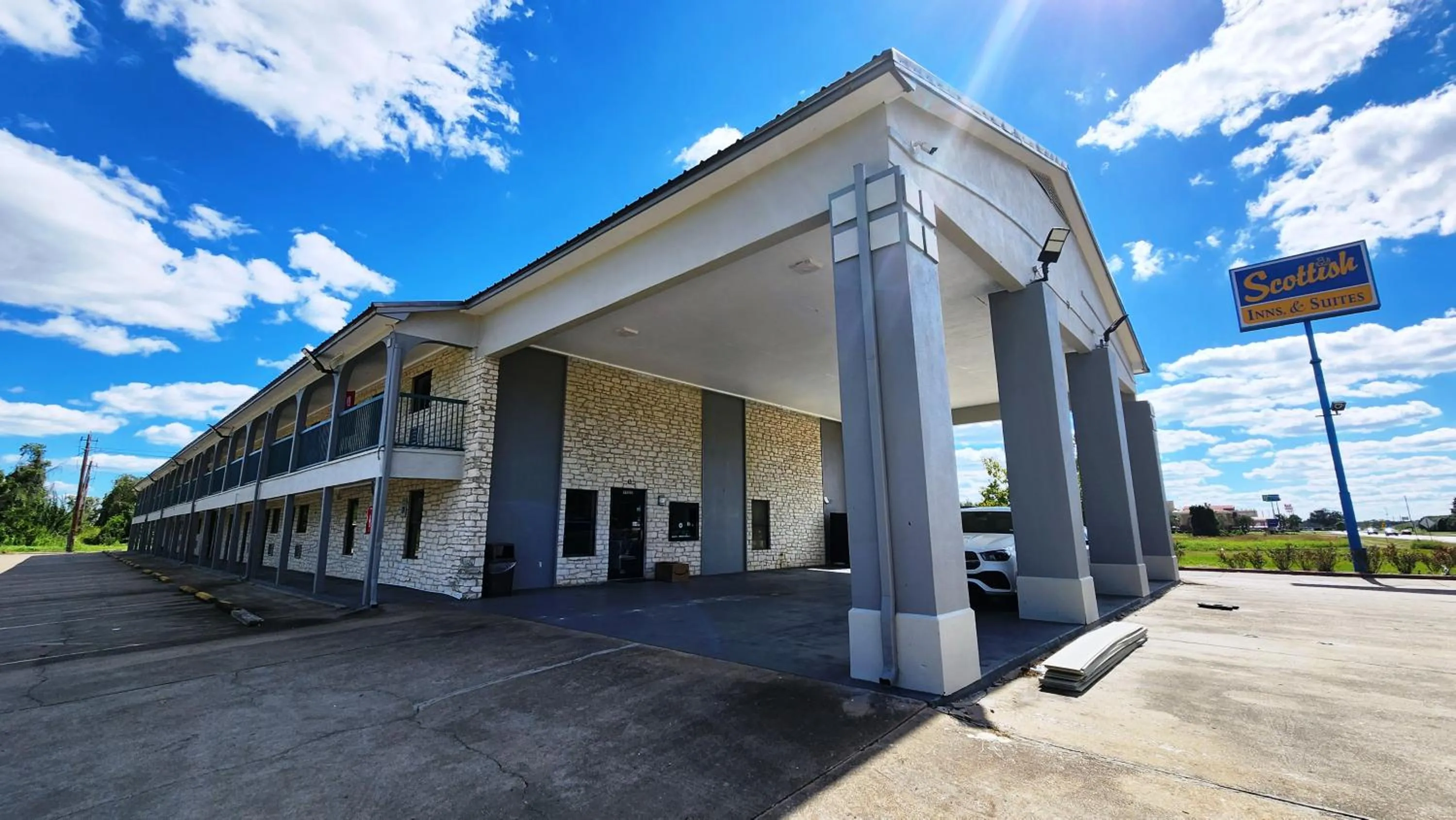 Property building in Scottish Inn & Suites