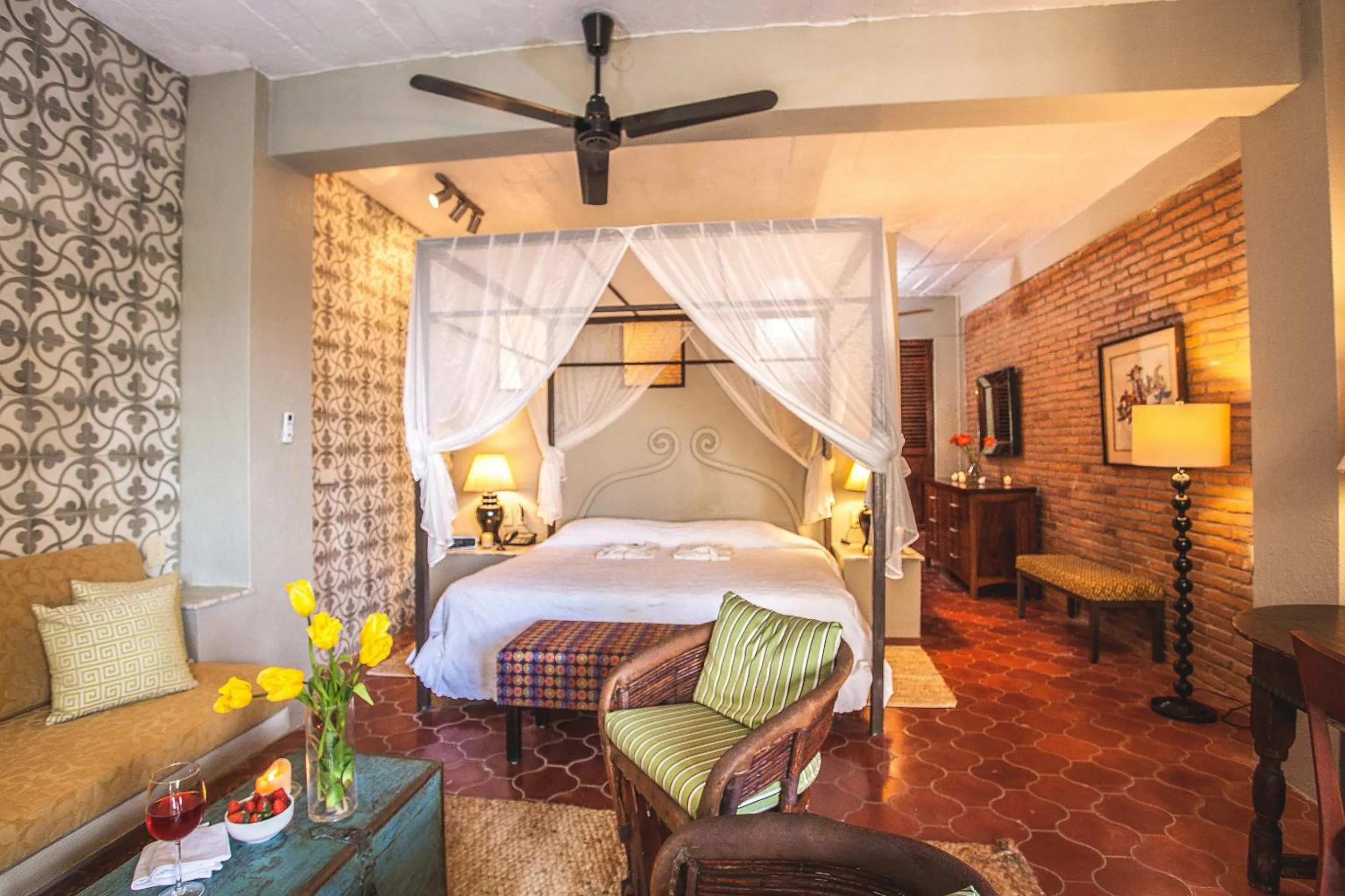 Photo of the whole room, Bed in Quinta Maria Cortez Beach Hotel