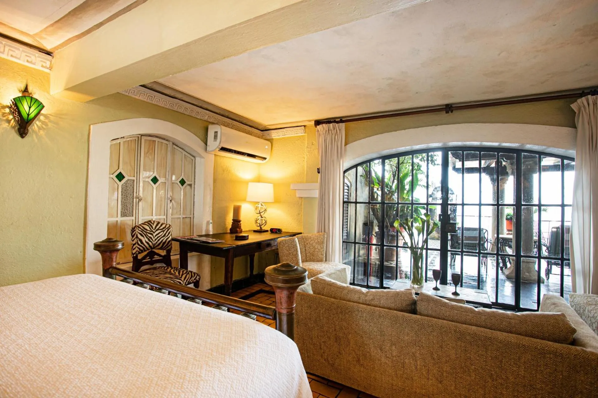 Balcony/Terrace, Bed in Quinta Maria Cortez Beach Hotel