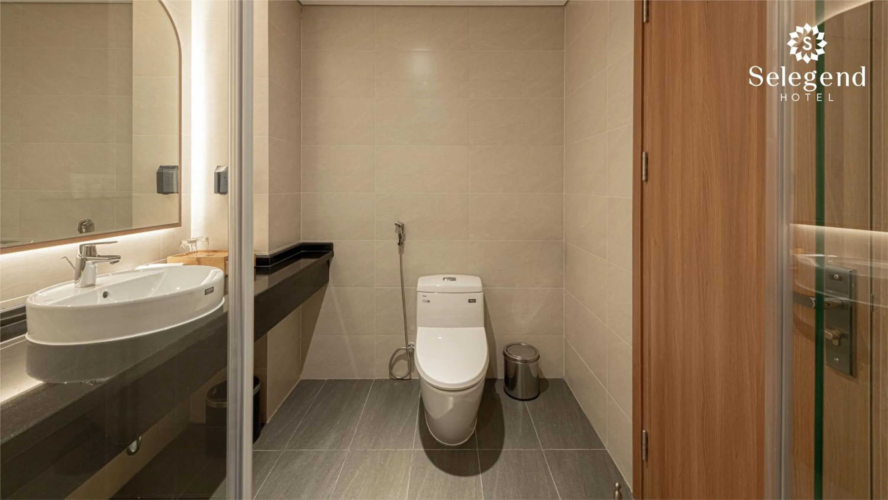 Shower in Selegend Hotel Thái Bình