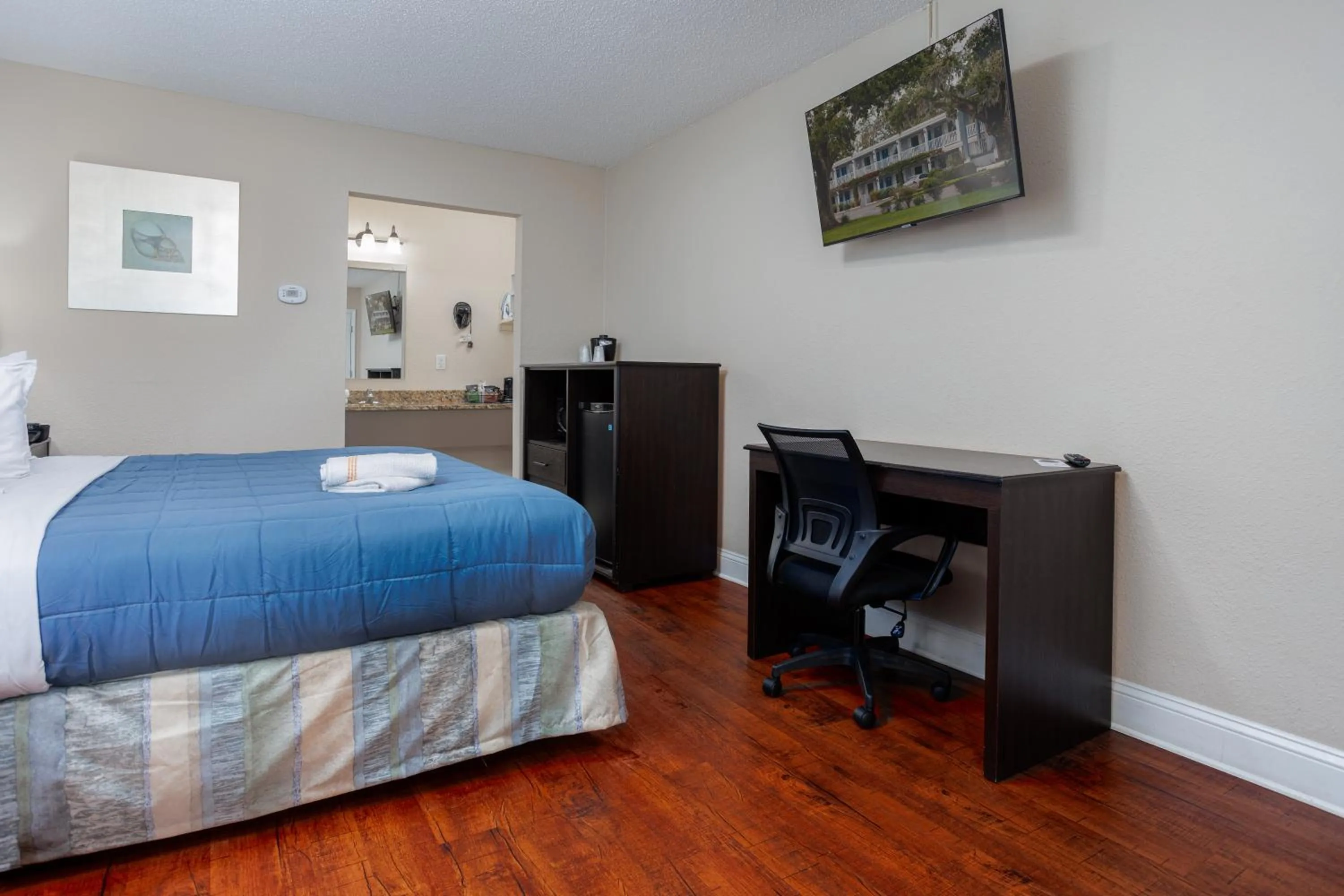 Bed in Southern Oaks Inn - Saint Augustine