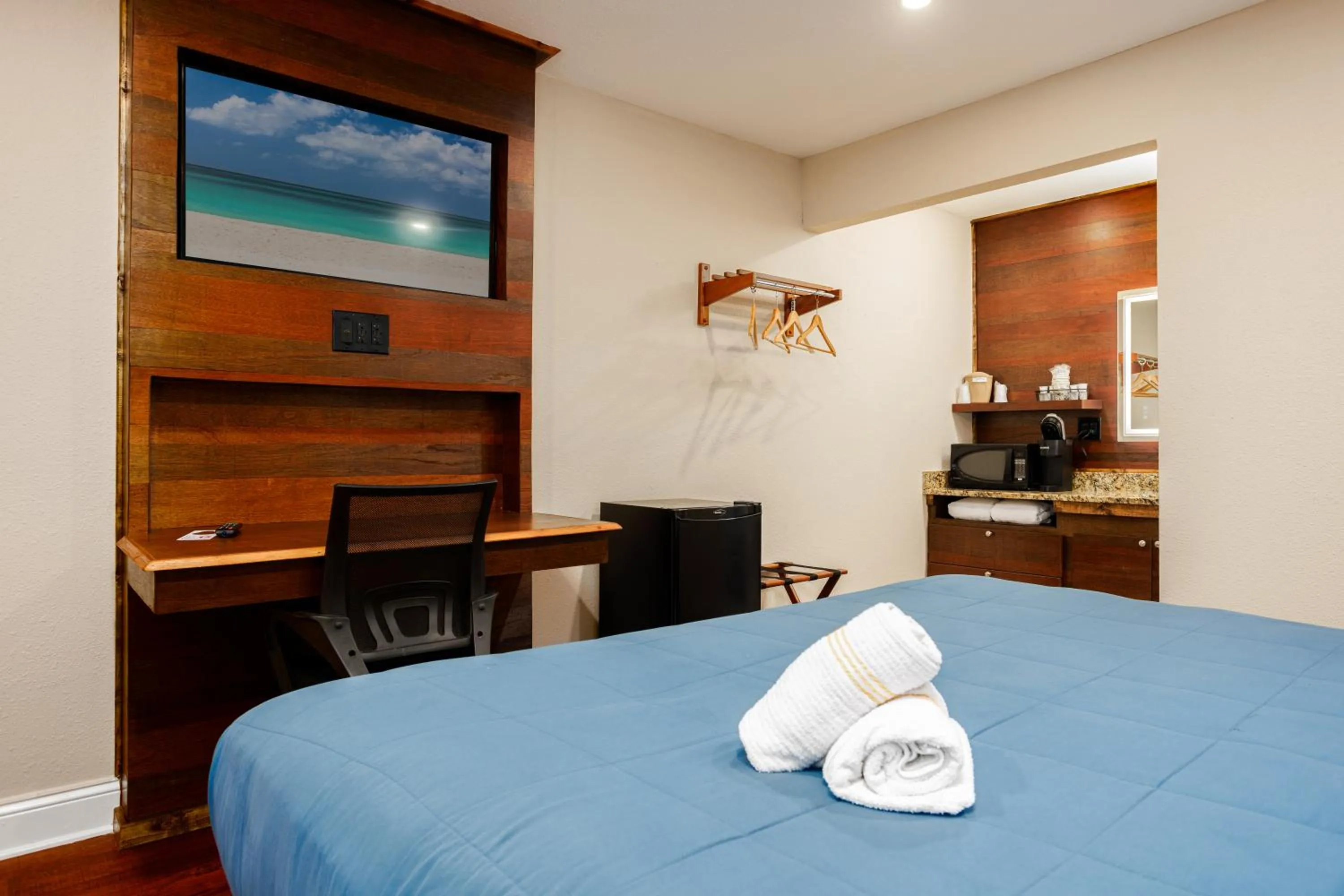 Kitchen or kitchenette, Bed in Southern Oaks Inn - Saint Augustine