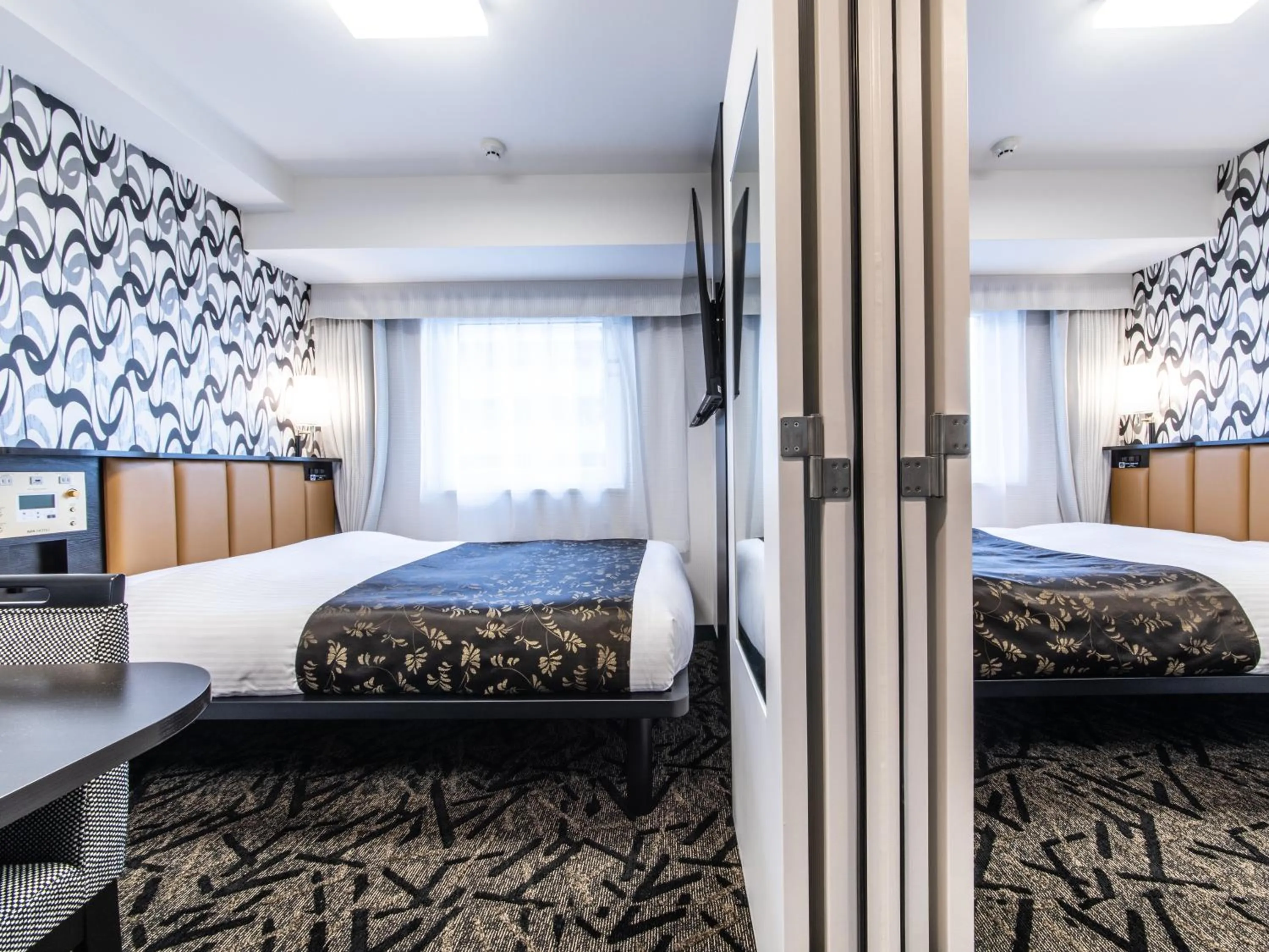 Photo of the whole room, Bed in APA Hotel Shin Osaka Minamikata Ekimae