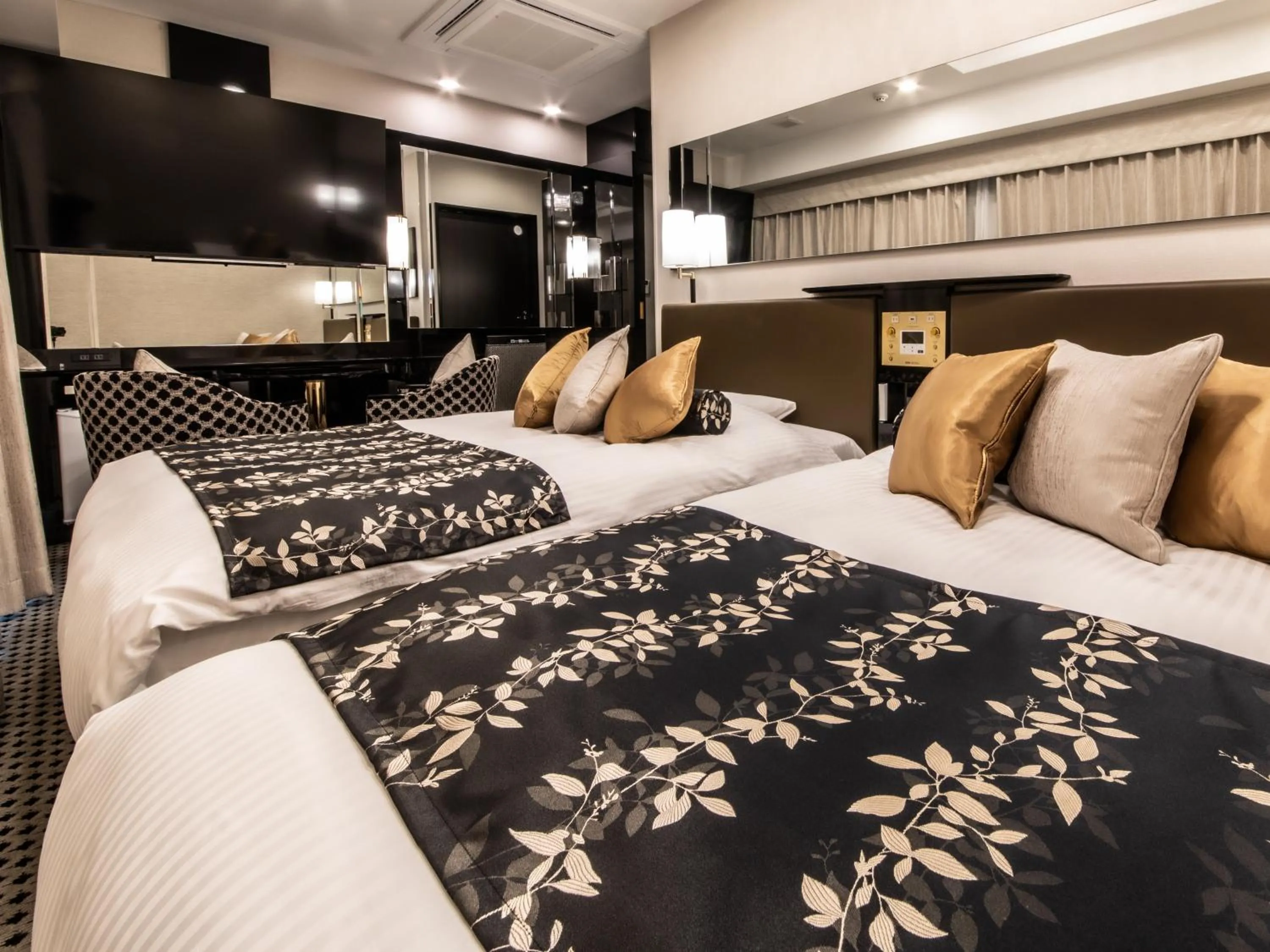 Photo of the whole room, Bed in APA Hotel Shin Osaka Minamikata Ekimae