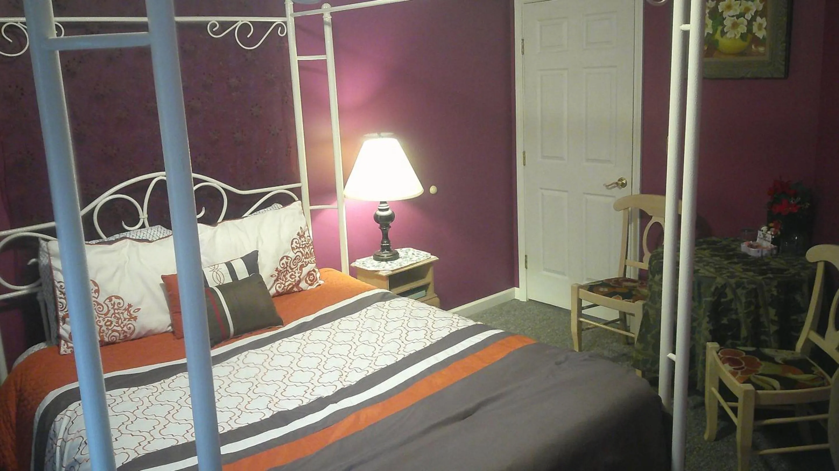 Bedroom, Bed in Lil Black Bear Inn