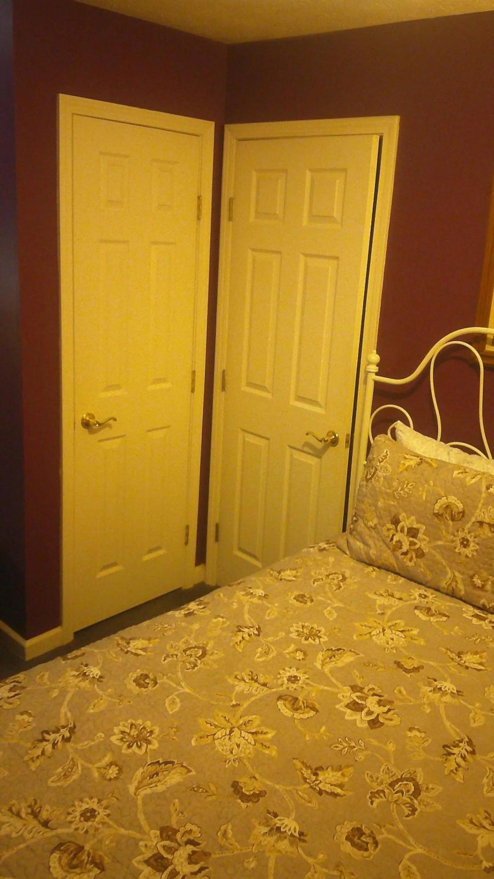 Bedroom, Bed in Lil Black Bear Inn