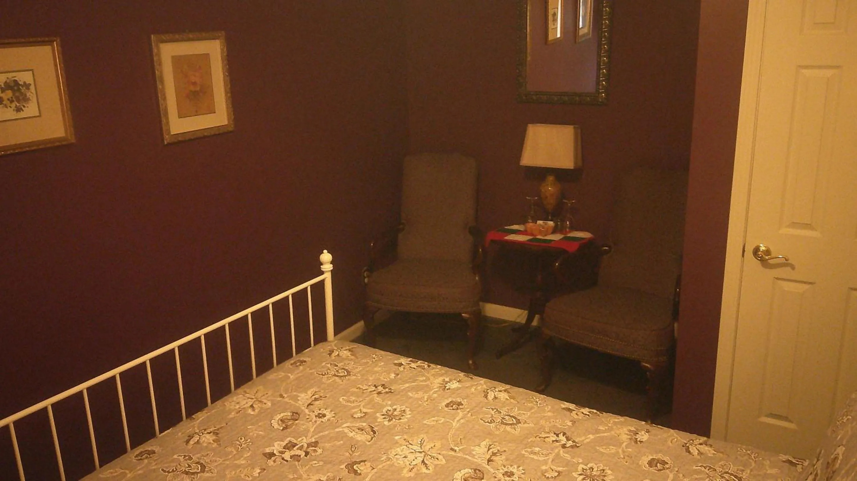 Bedroom, Bed in Lil Black Bear Inn