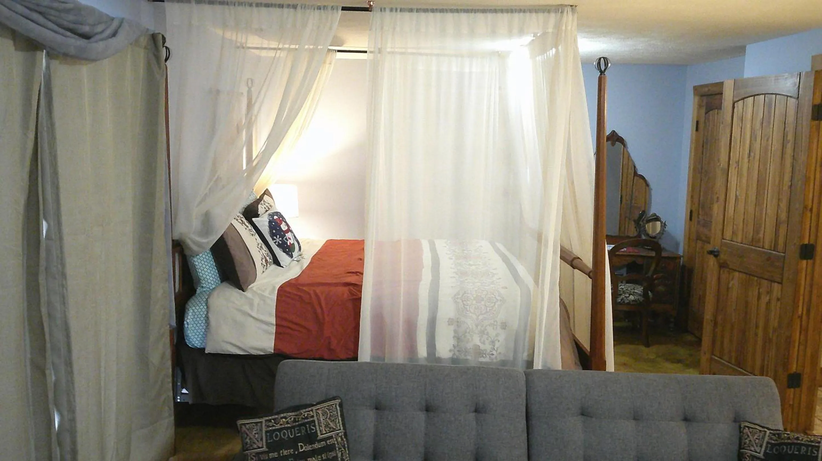 Bedroom, Bed in Lil Black Bear Inn