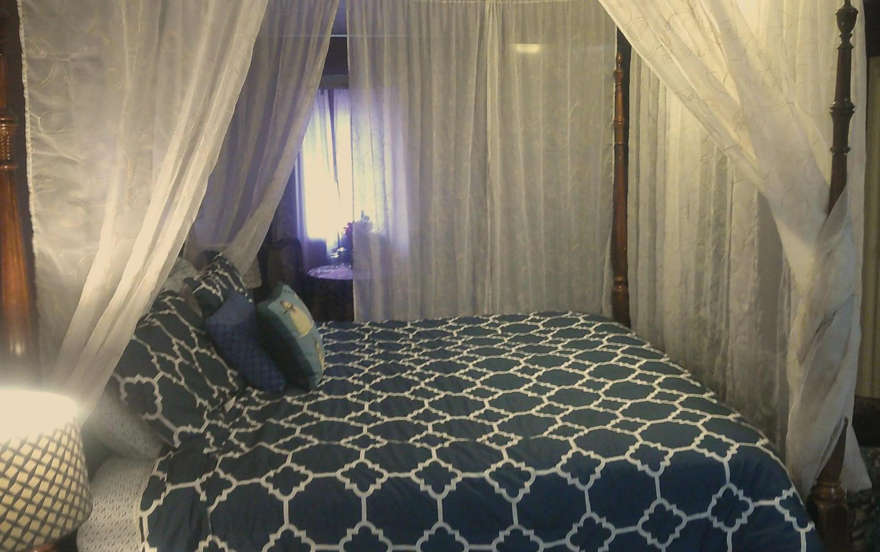 Bedroom, Bed in Lil Black Bear Inn