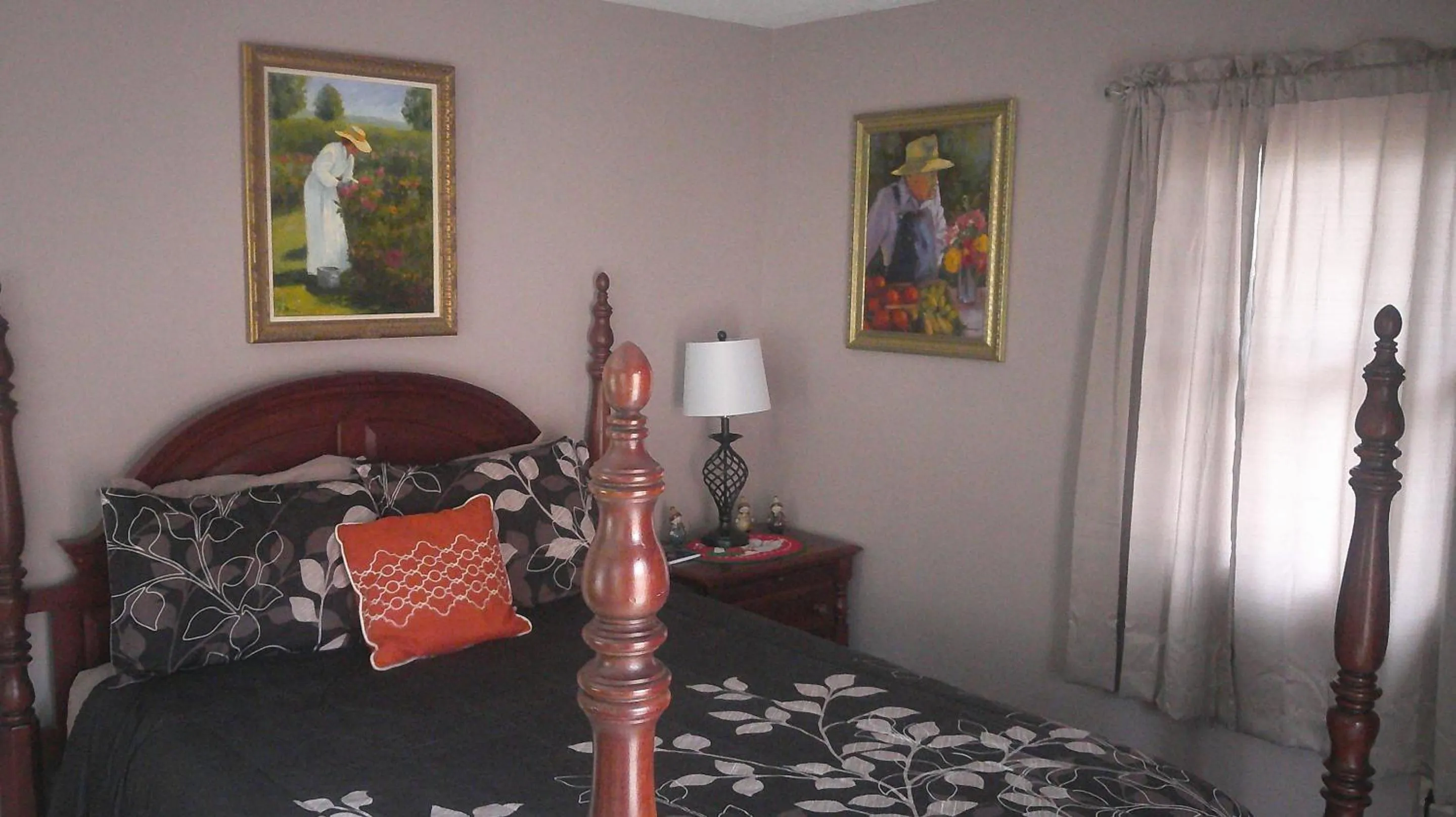 Bedroom, Bed in Lil Black Bear Inn