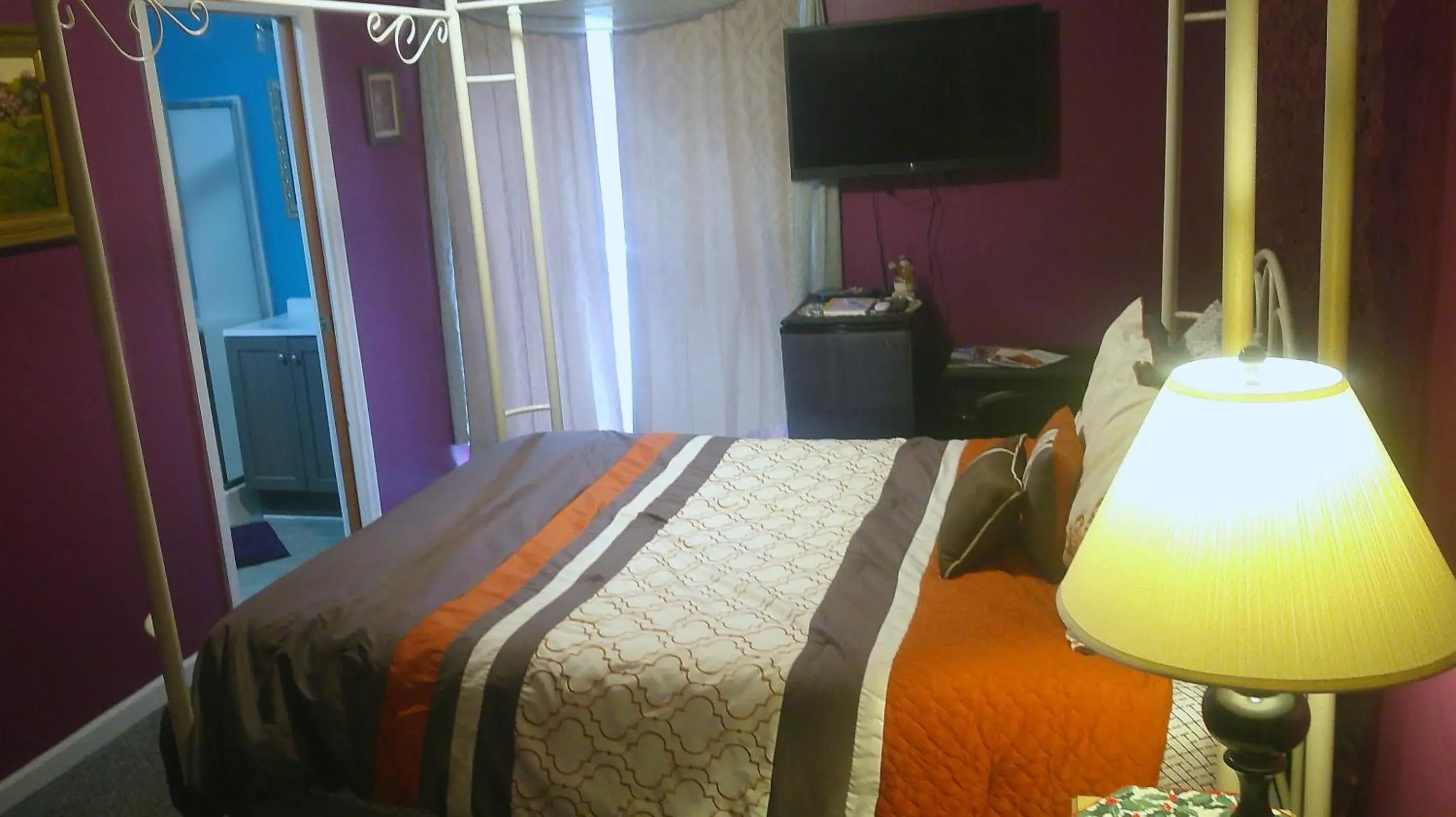 Bedroom, Bed in Lil Black Bear Inn Bedroom, Bed in Lil Black Bear Inn