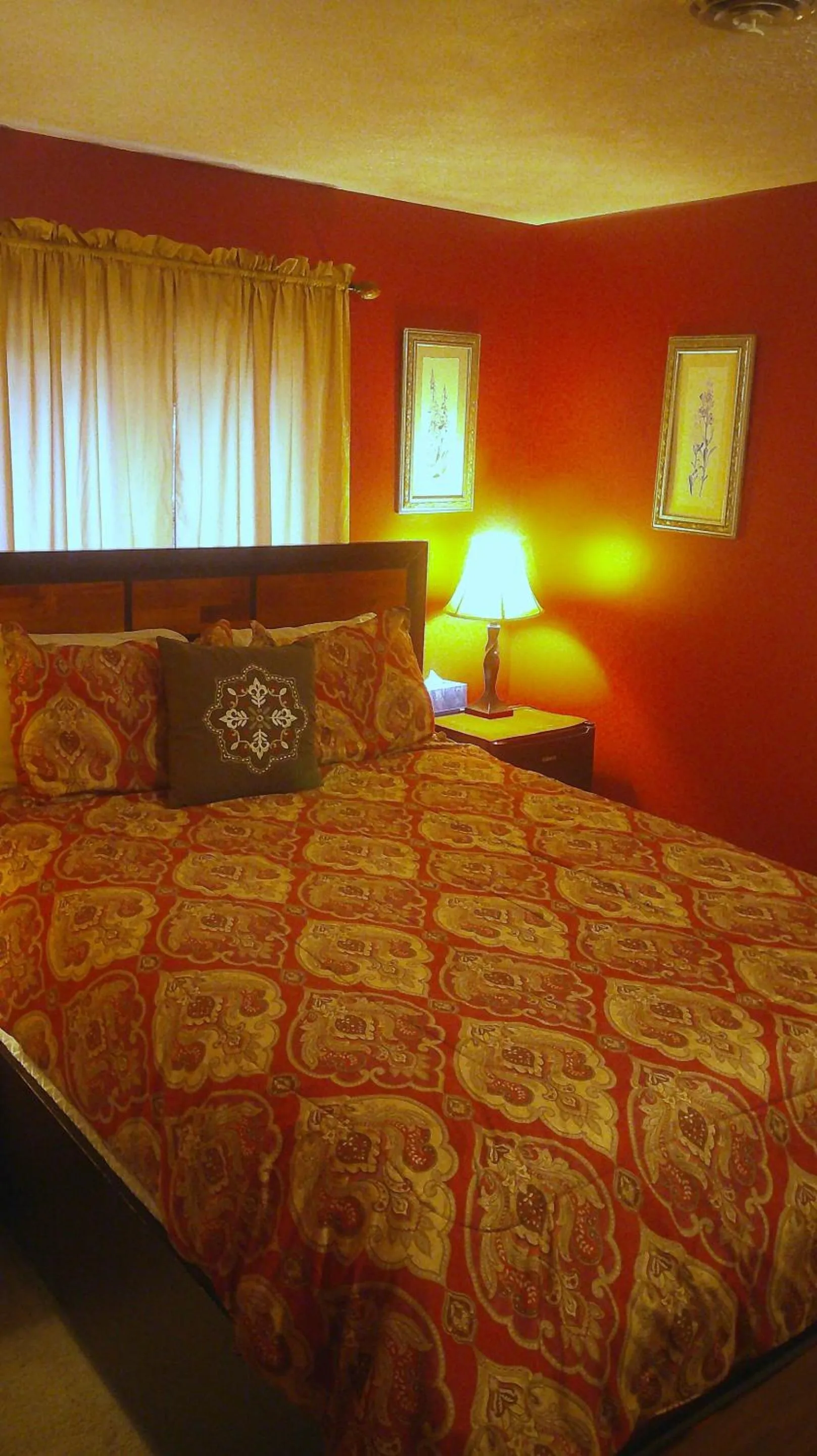 Bedroom, Bed in Lil Black Bear Inn