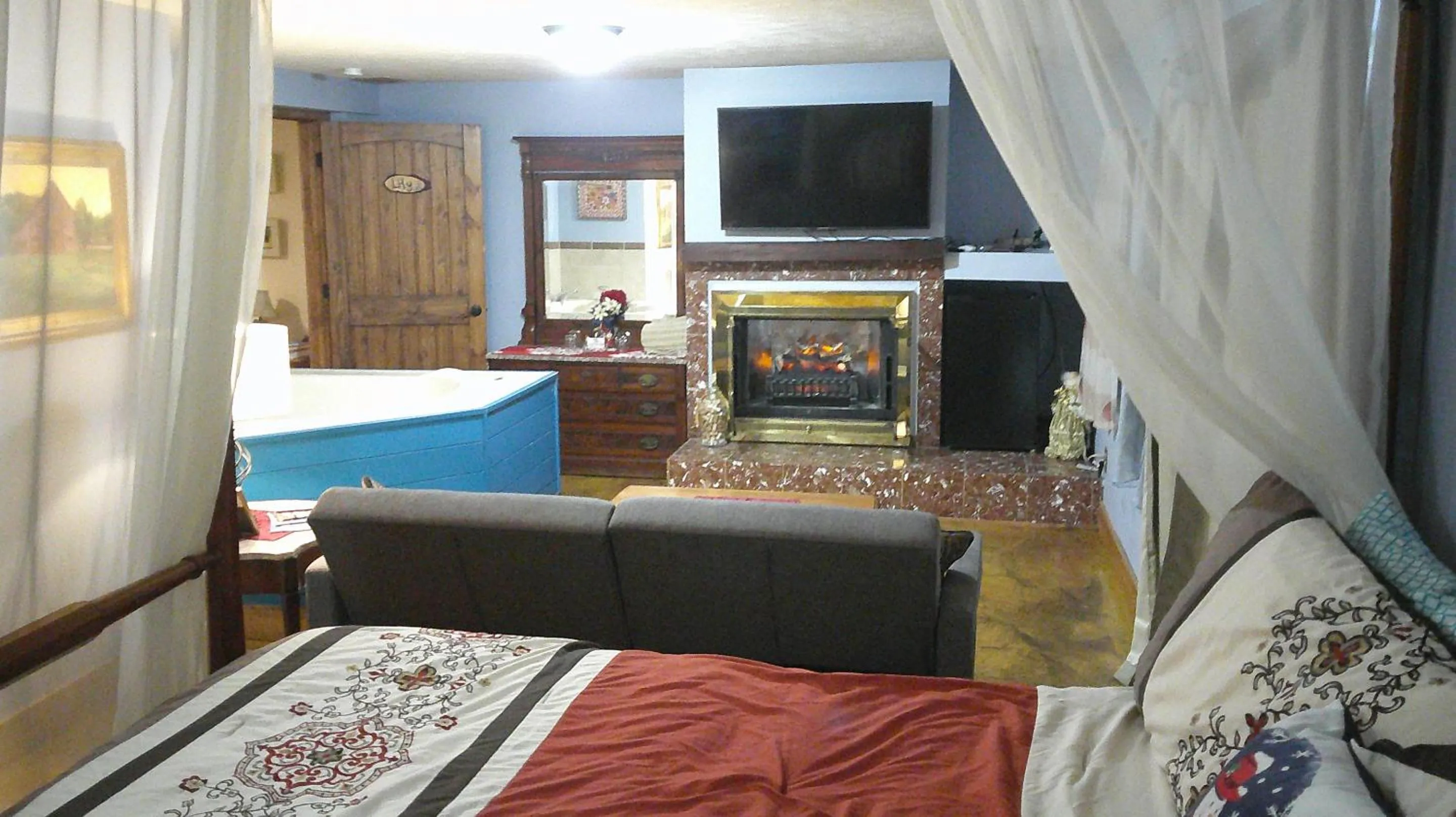 Bedroom, Bed in Lil Black Bear Inn