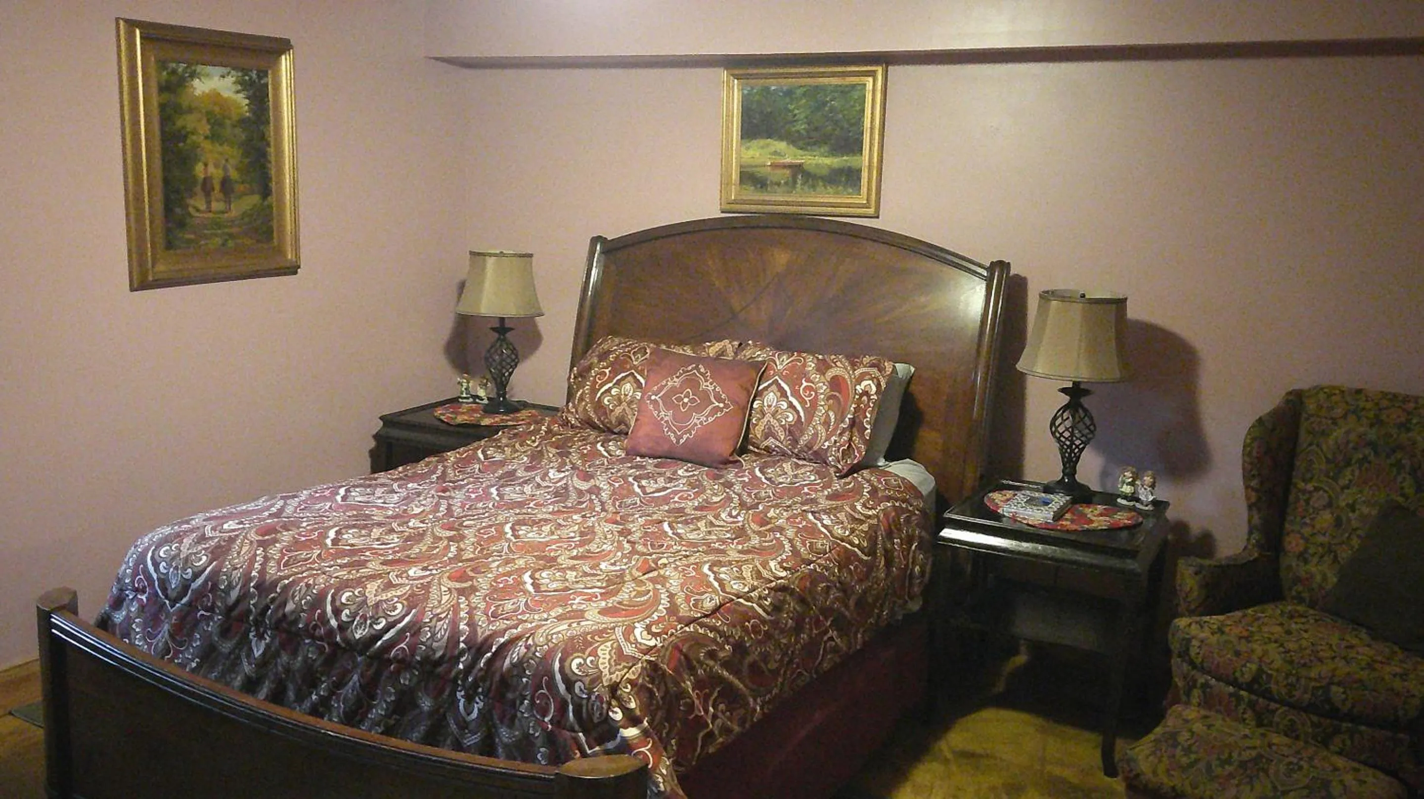 Bedroom, Bed in Lil Black Bear Inn