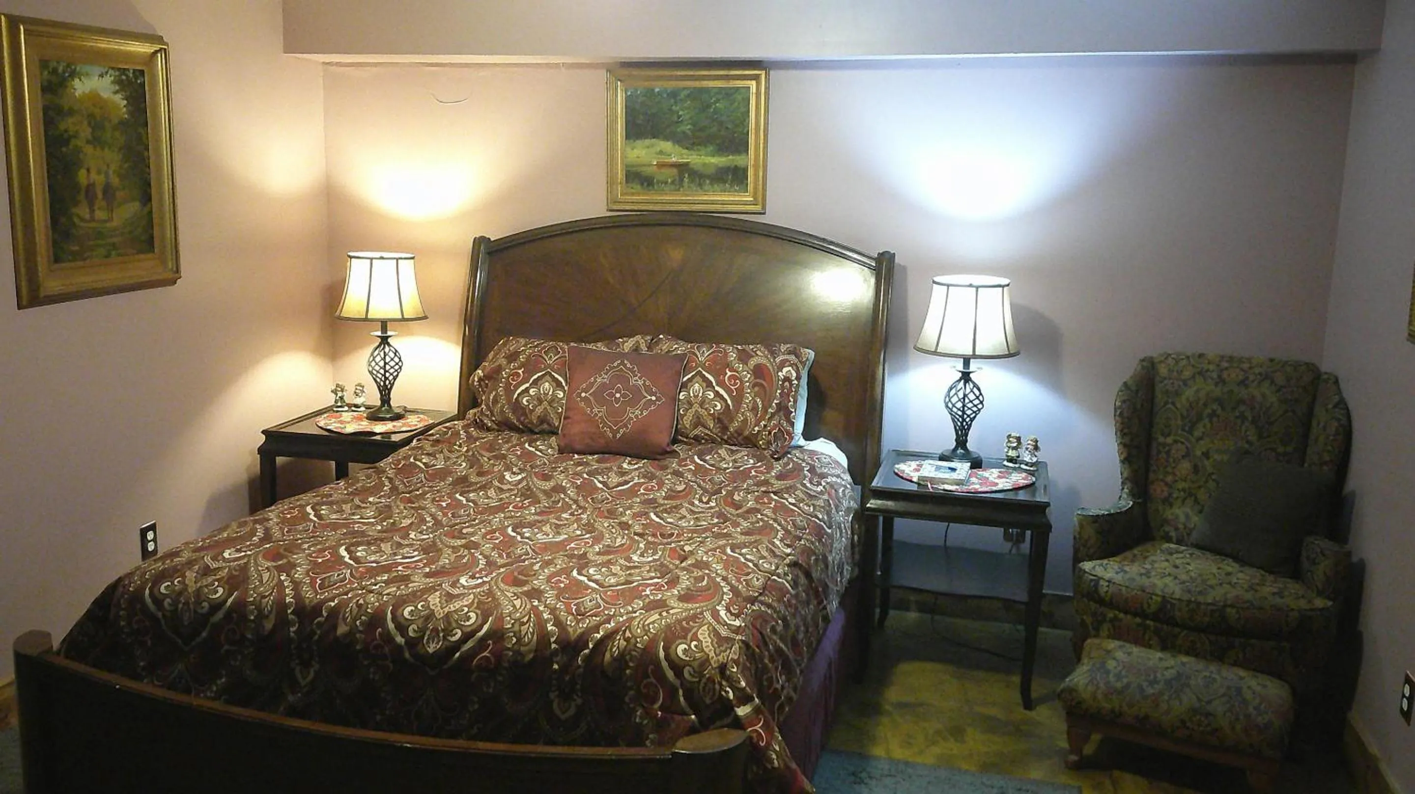 Bedroom, Bed in Lil Black Bear Inn