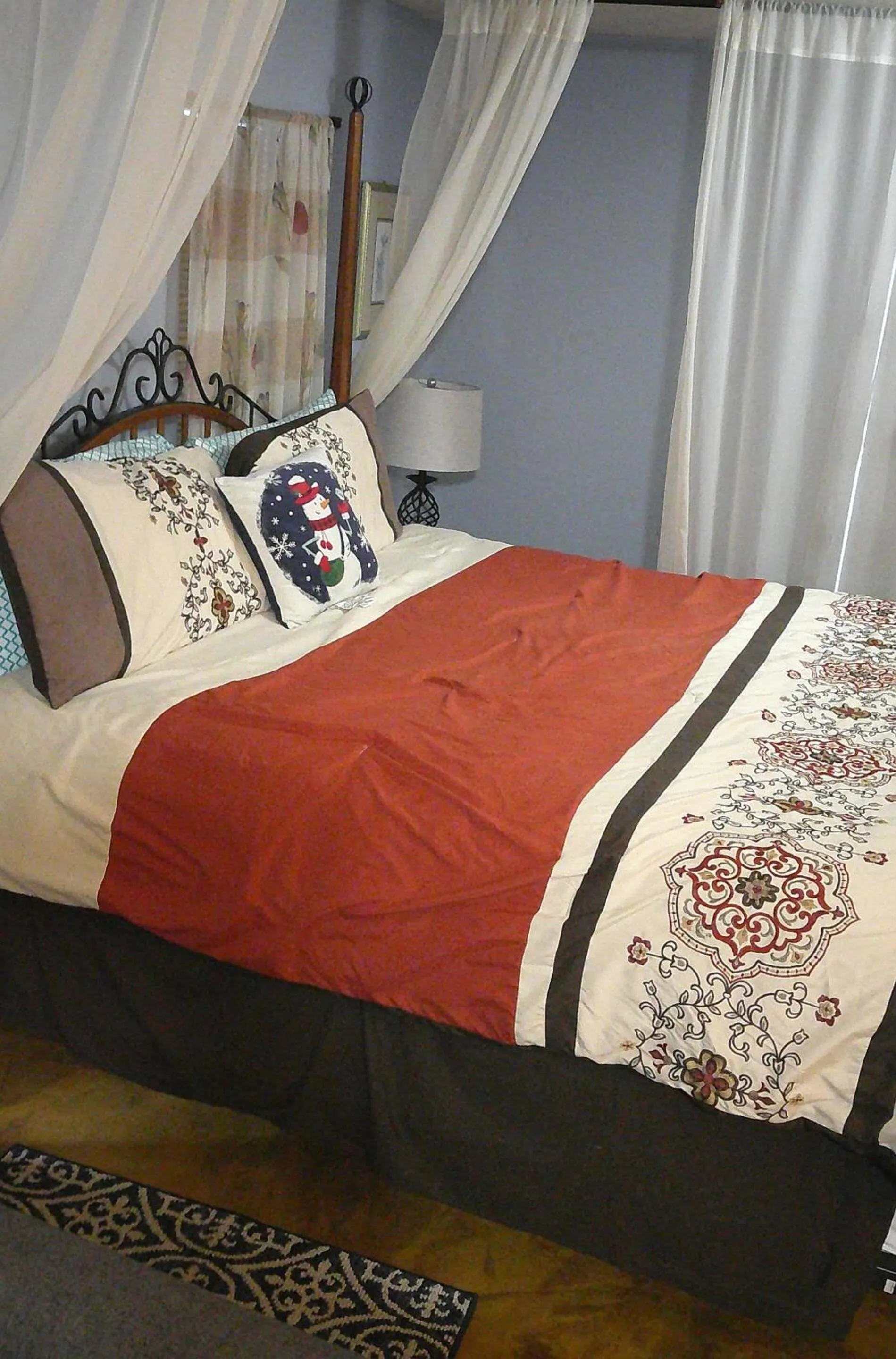 Bedroom, Bed in Lil Black Bear Inn