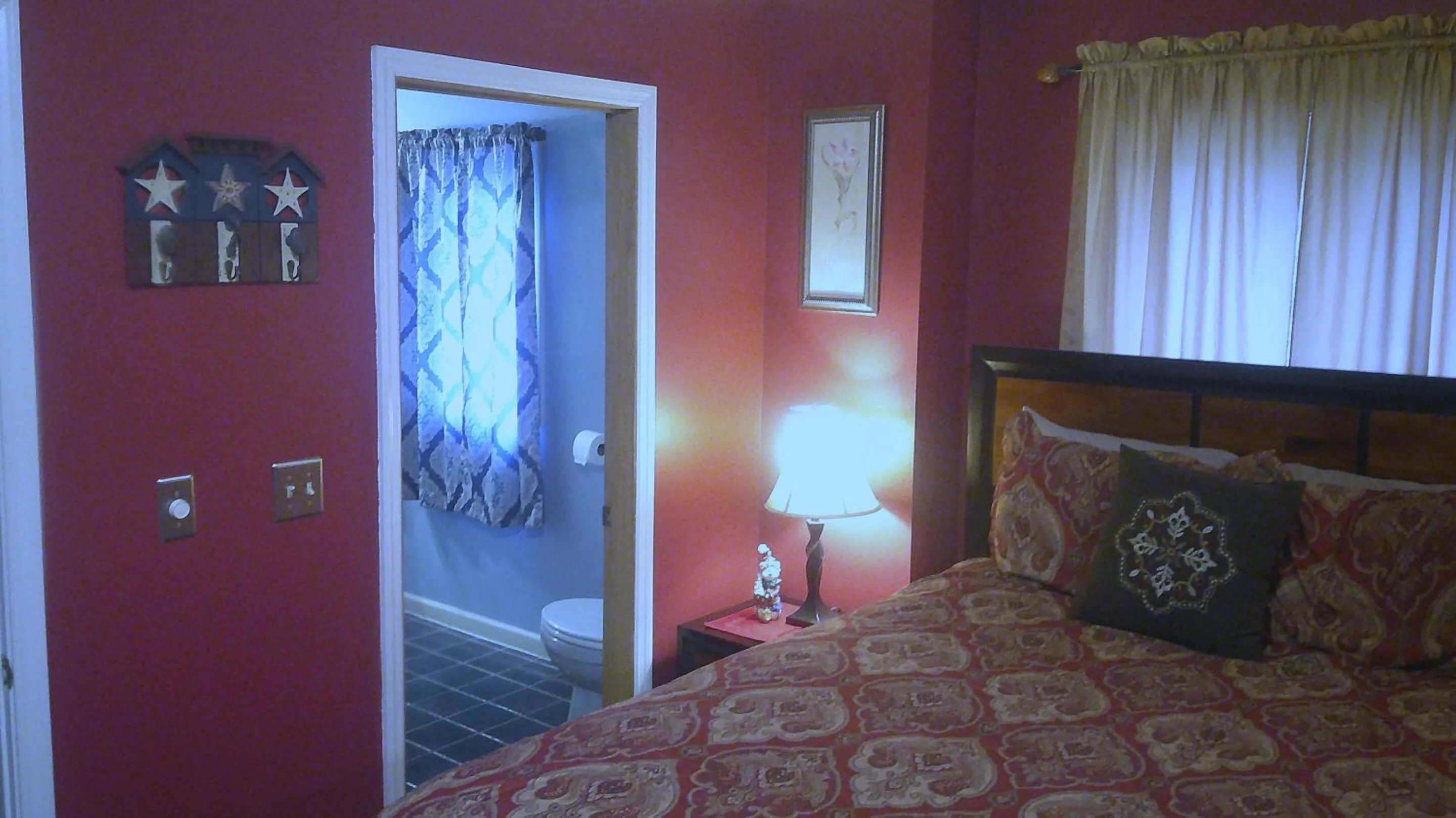 Bedroom, Bed in Lil Black Bear Inn