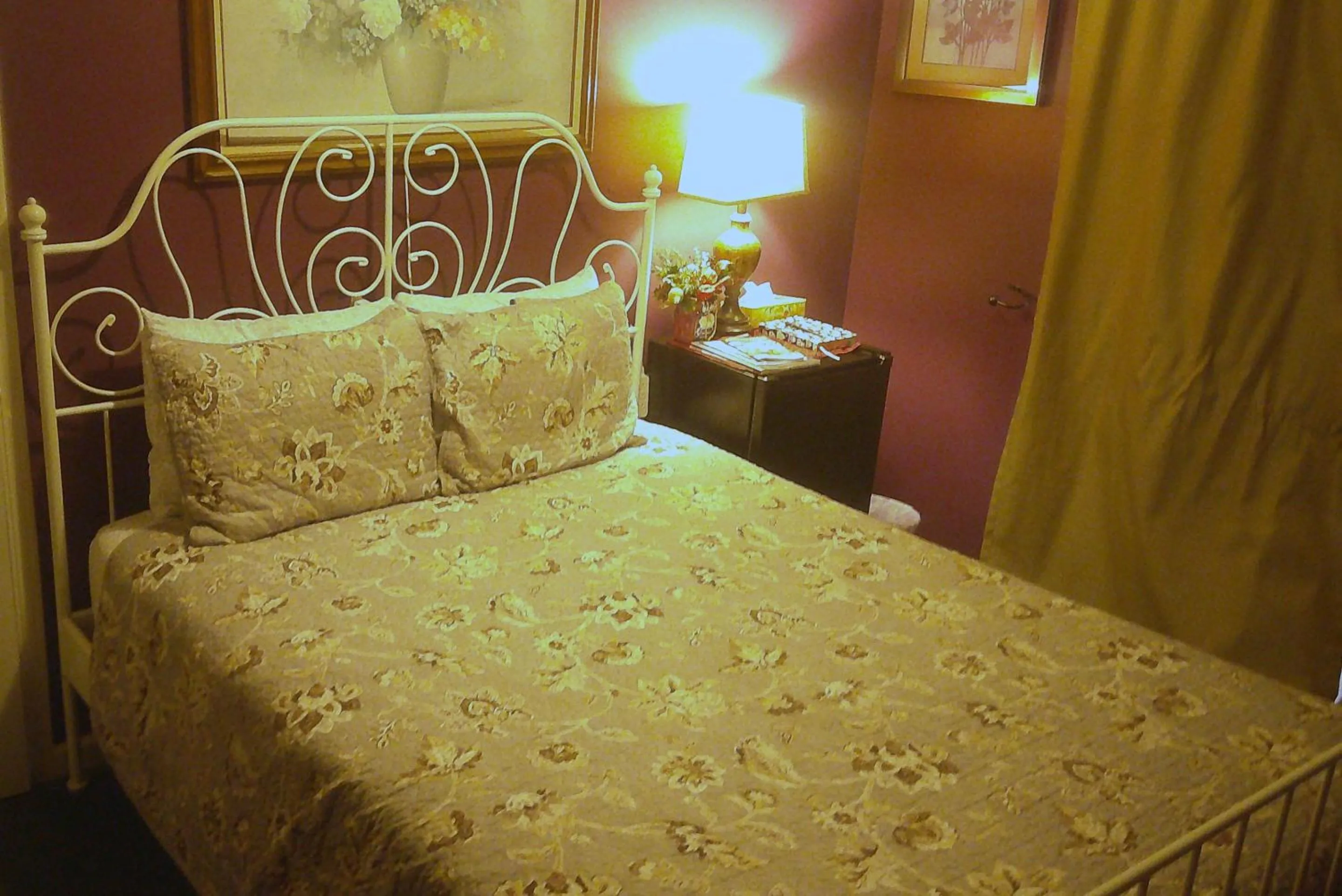 Bedroom, Bed in Lil Black Bear Inn