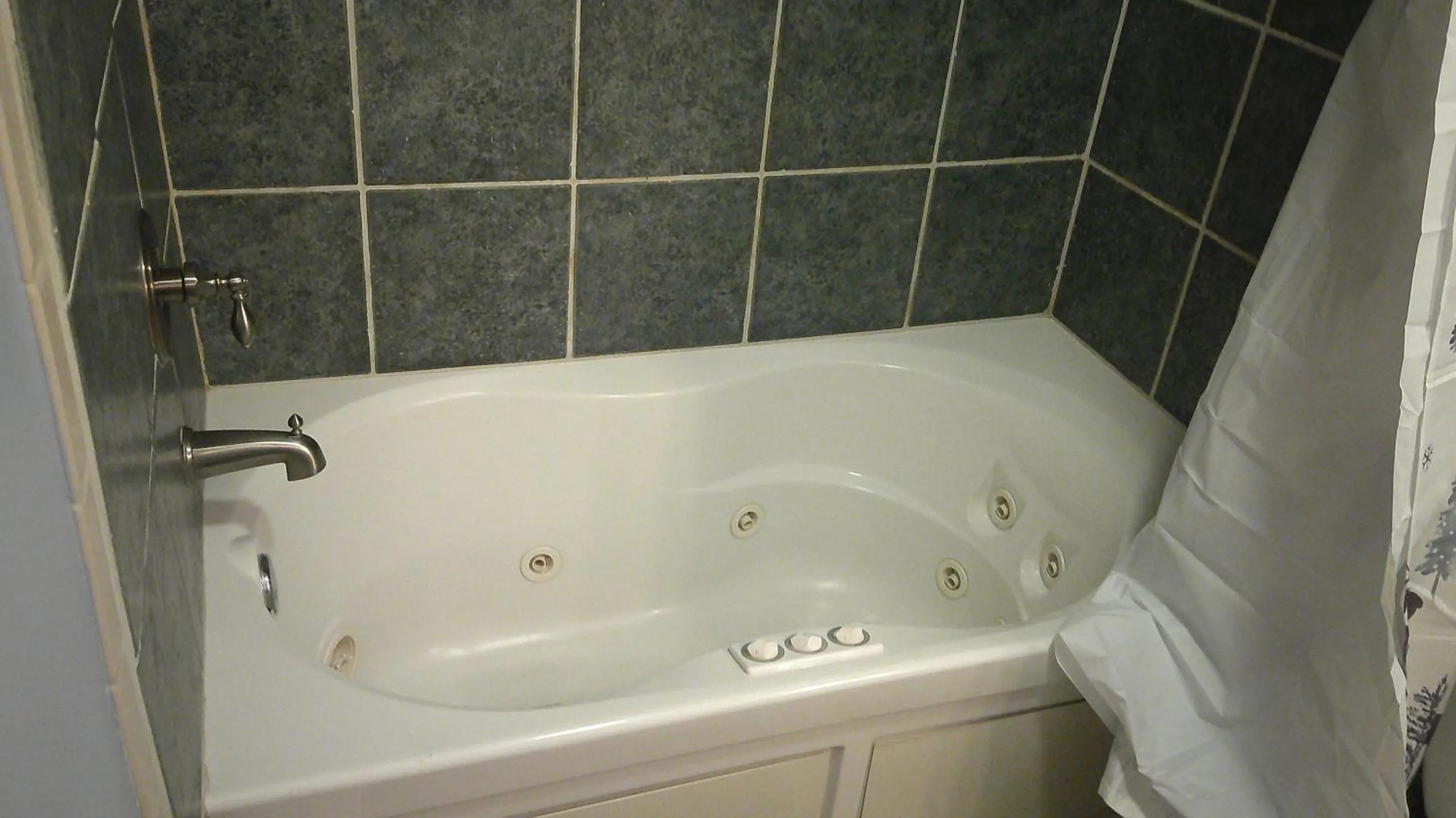 Hot Tub in Lil Black Bear Inn