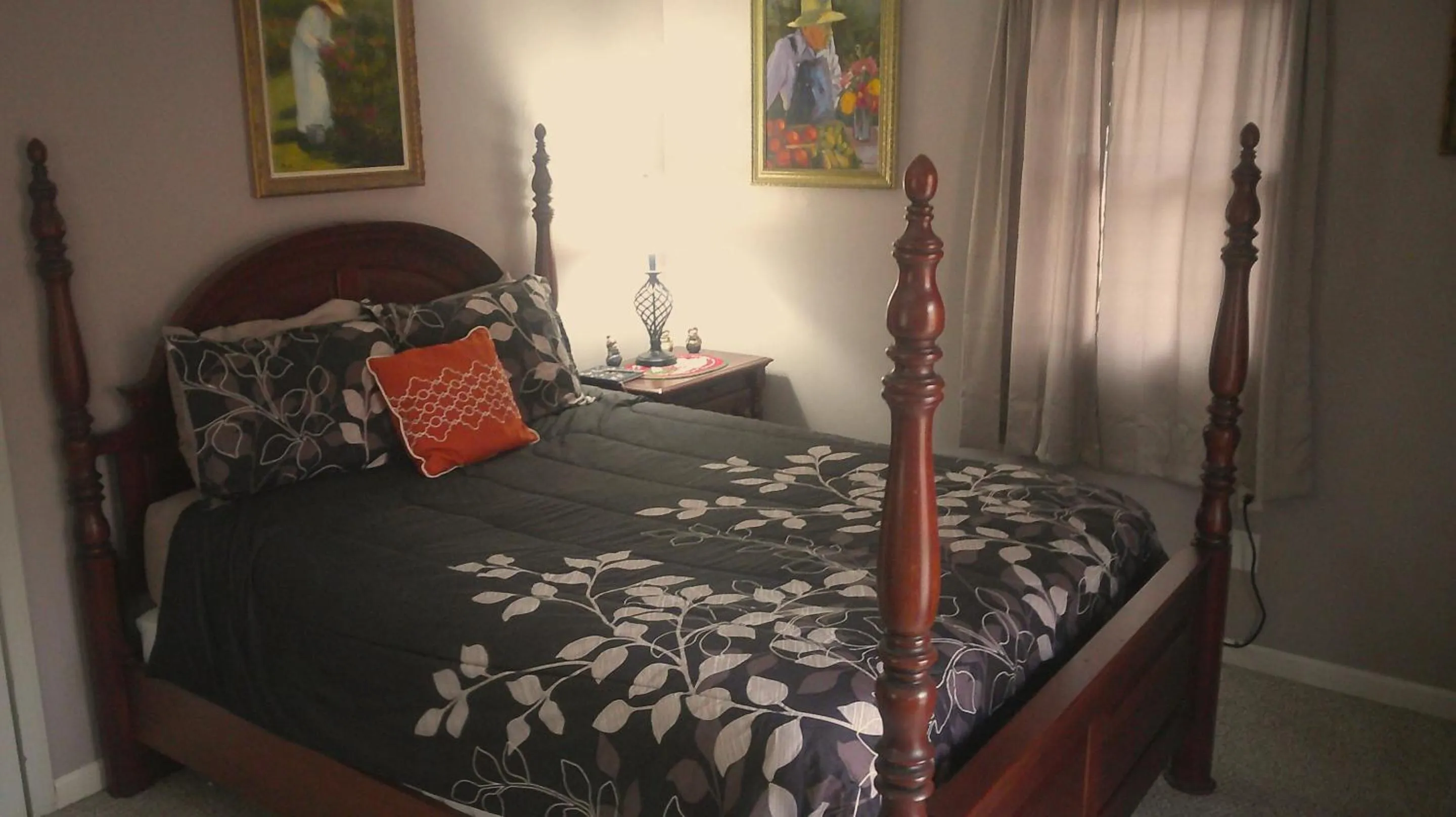 Bedroom, Bed in Lil Black Bear Inn