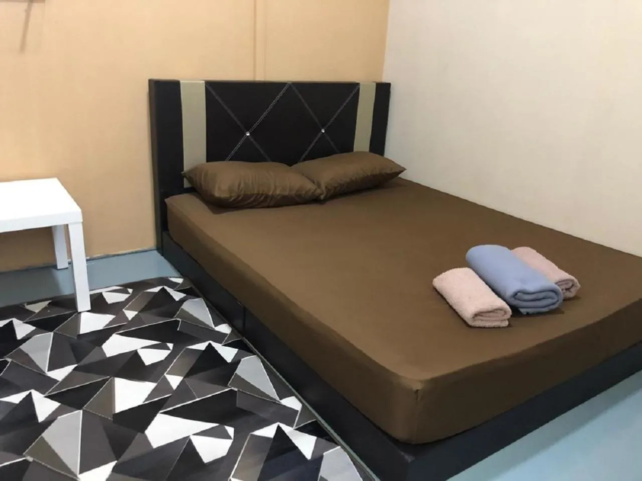 Bed in NY TROPICAL BACKPACKERS