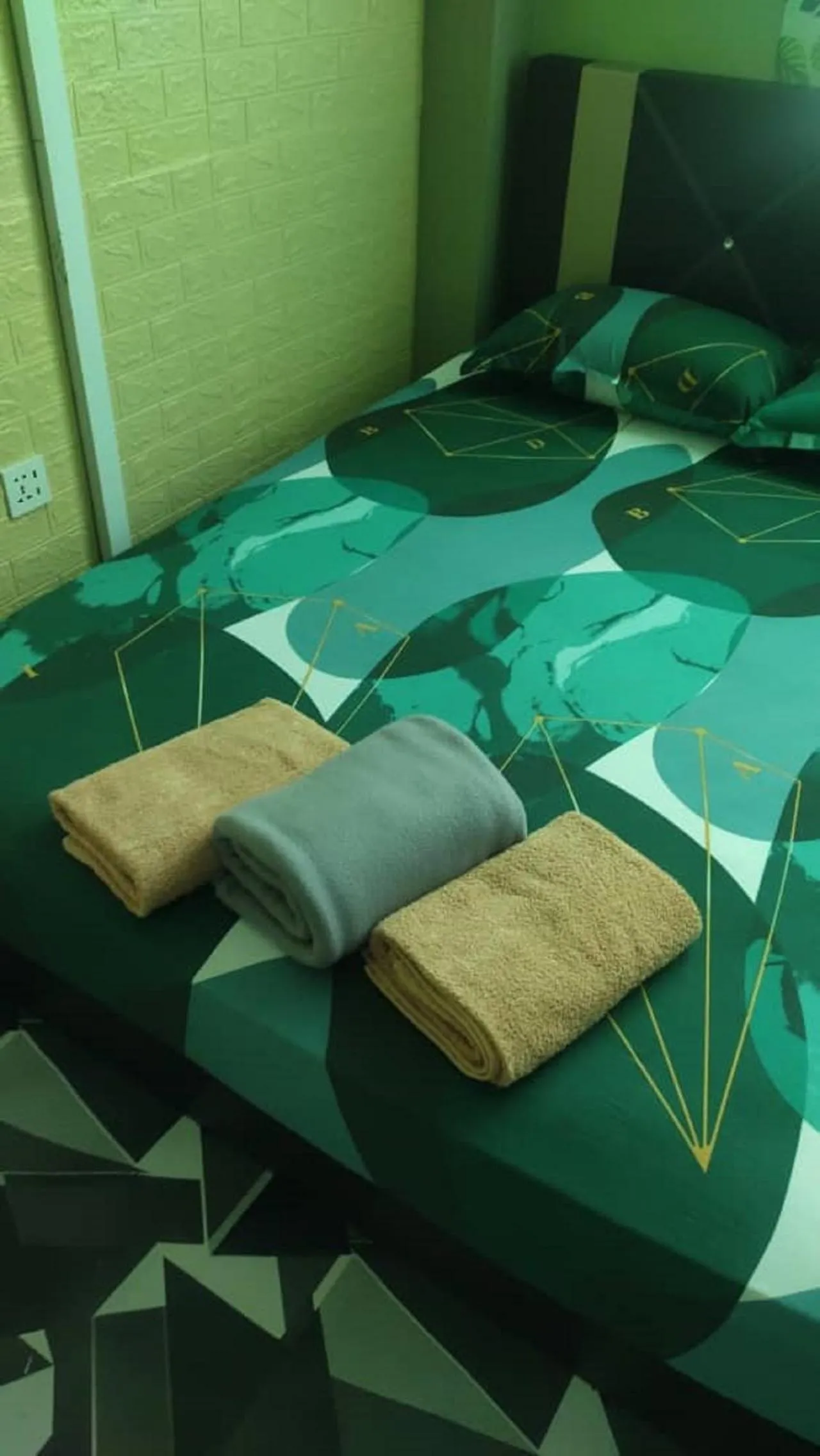 Bed in NY TROPICAL BACKPACKERS