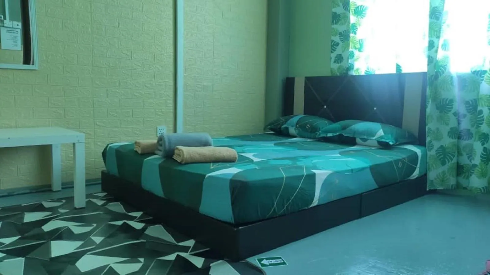Bed in NY TROPICAL BACKPACKERS