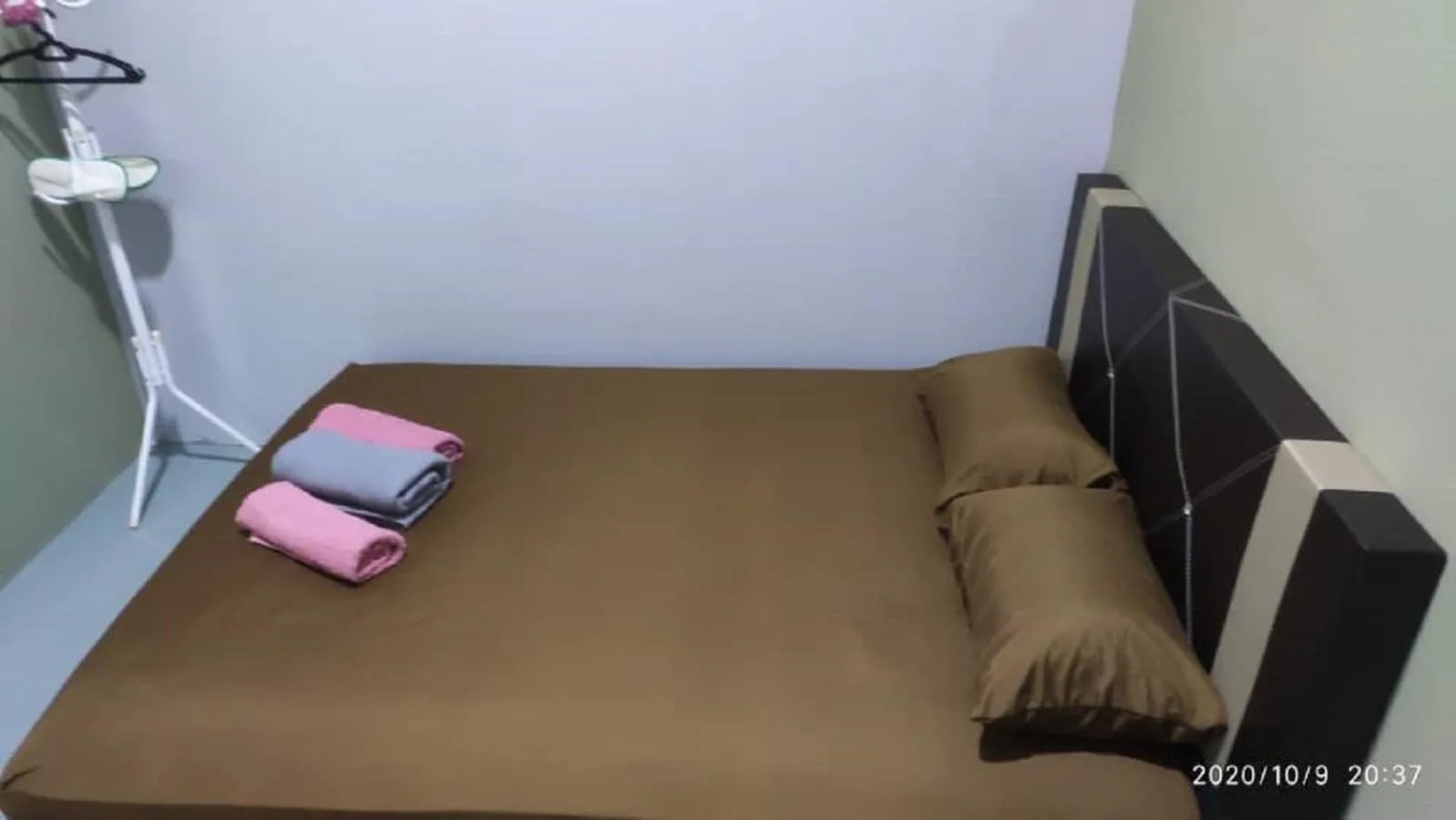 Bed in NY TROPICAL BACKPACKERS