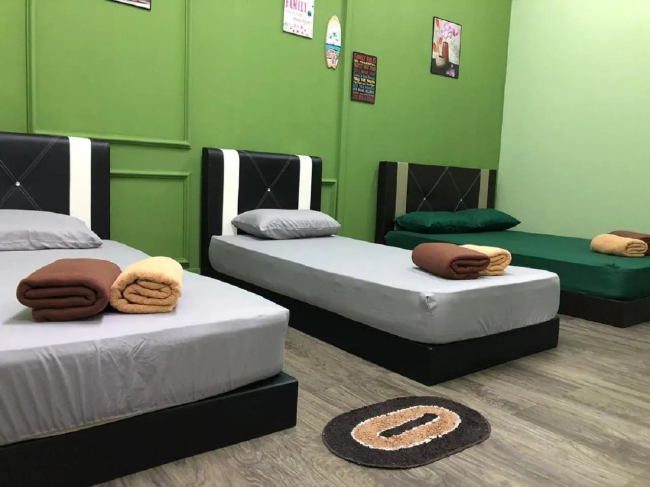 Bed in NY TROPICAL BACKPACKERS