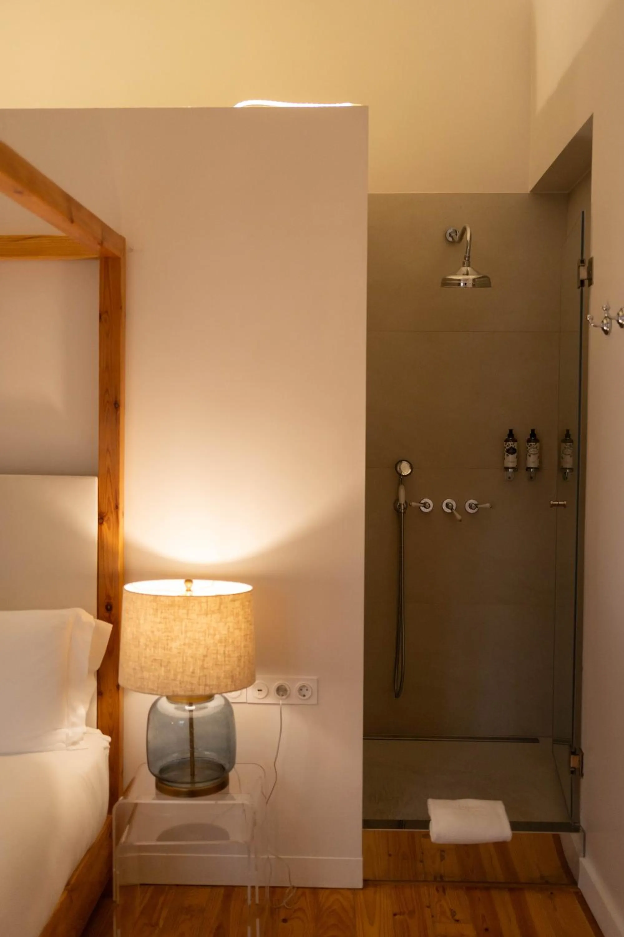 Shower, Bed in Palácio do Visconde - The Coffee Experience