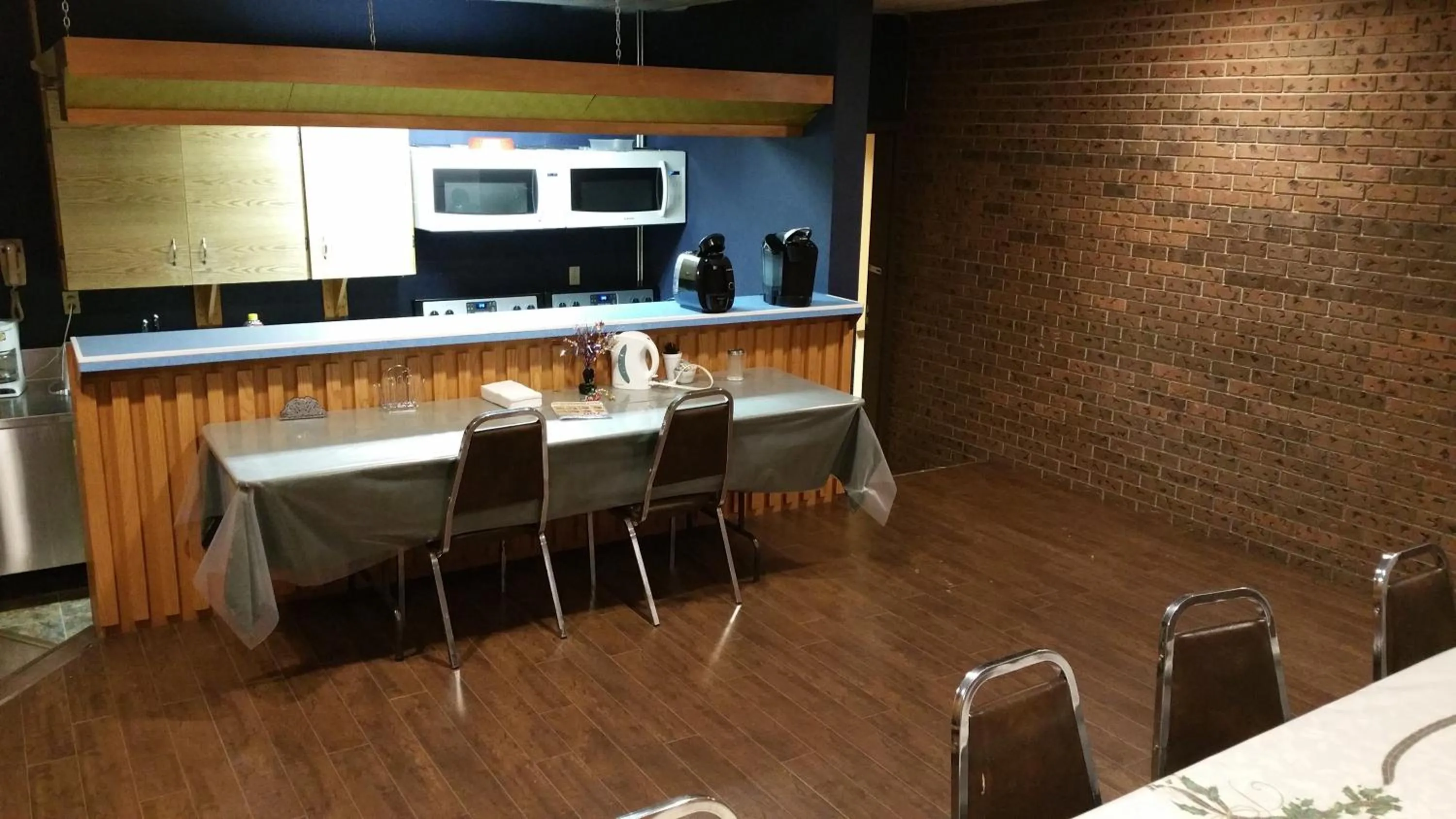 Coffee/tea facilities, Kitchen/Kitchenette in Howard Johnson by Wyndham Melville