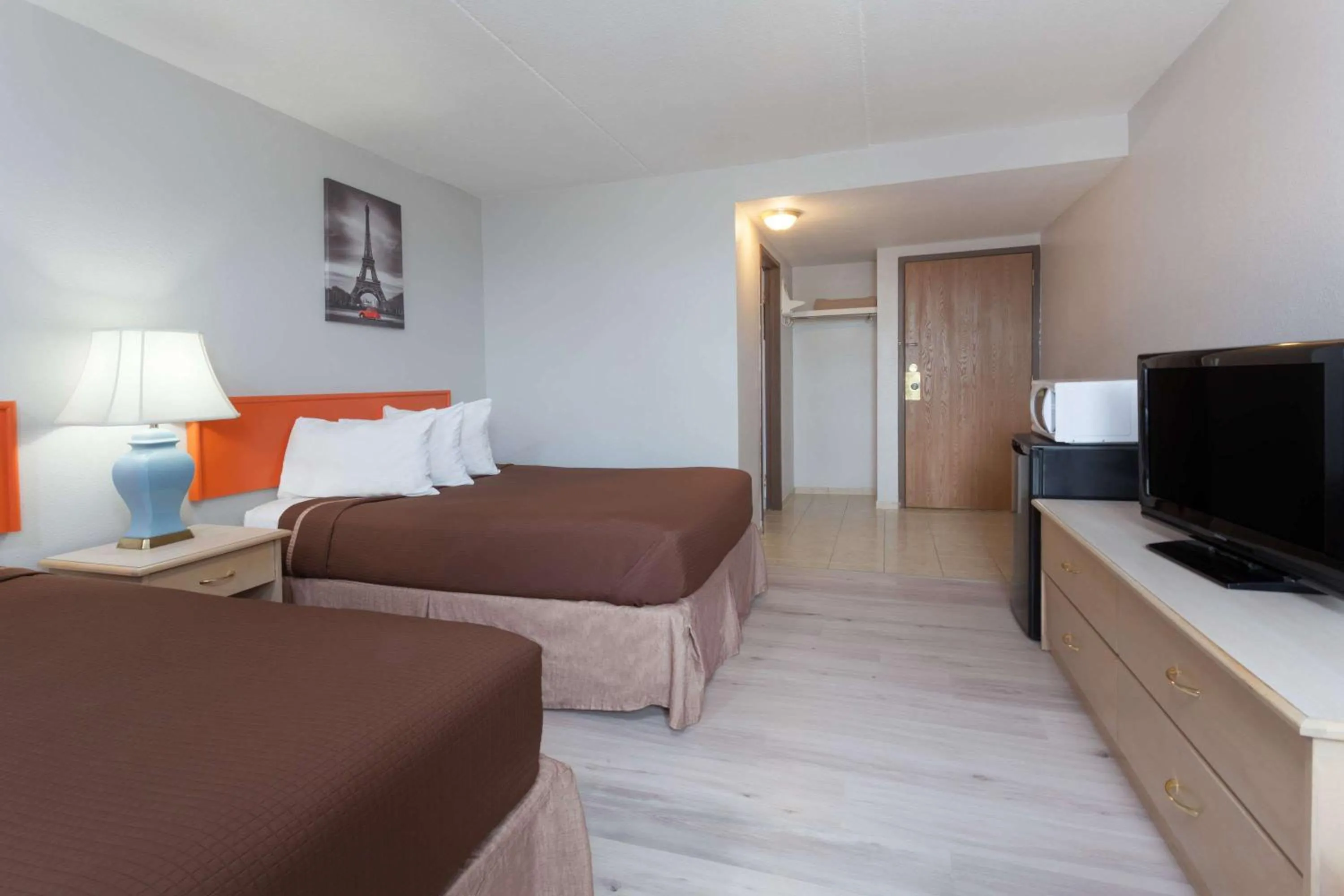 Photo of the whole room, TV/Entertainment Center in Howard Johnson by Wyndham Melville