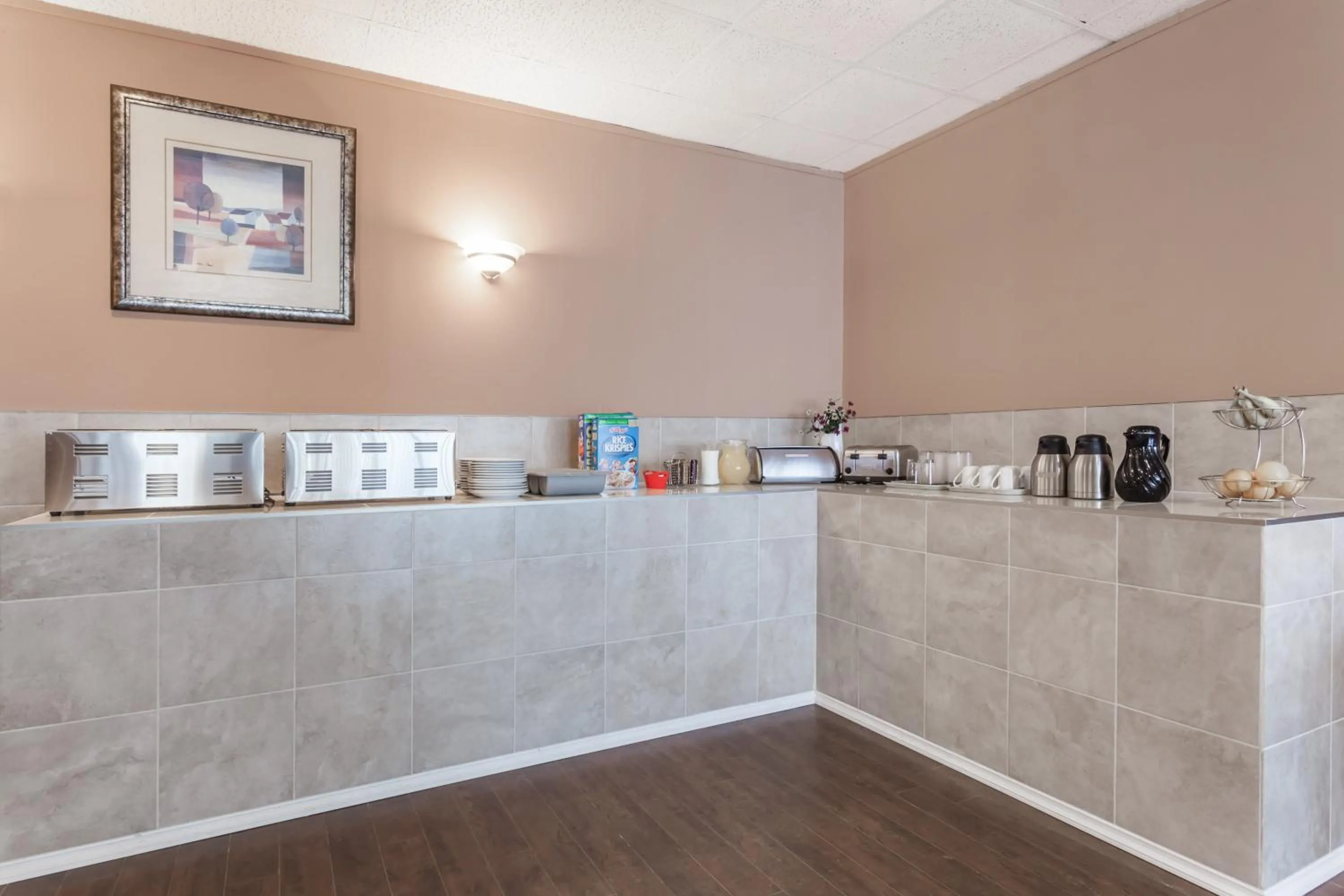 Restaurant/places to eat in Howard Johnson by Wyndham Melville