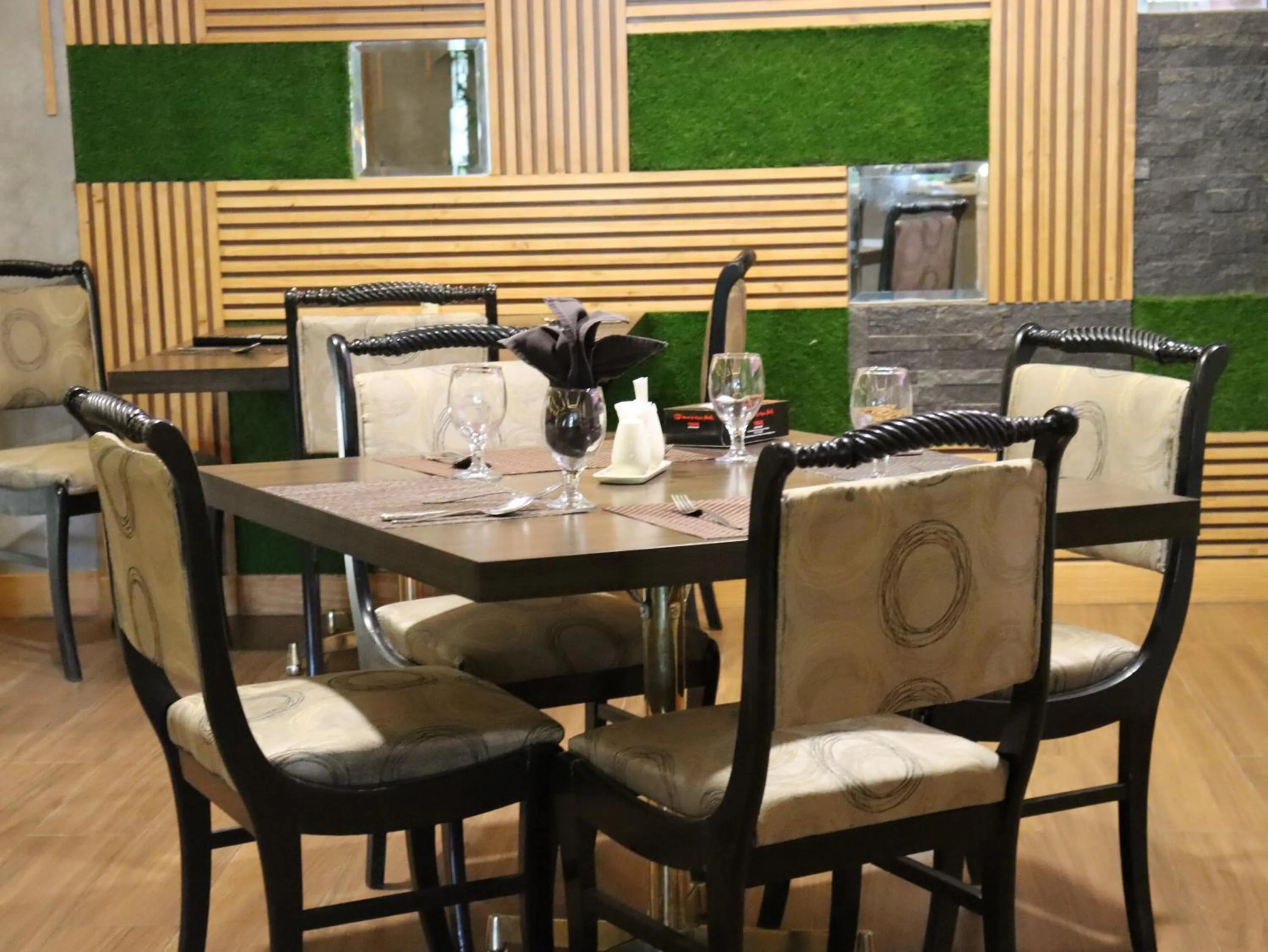 Restaurant/places to eat in Hotel de Papae