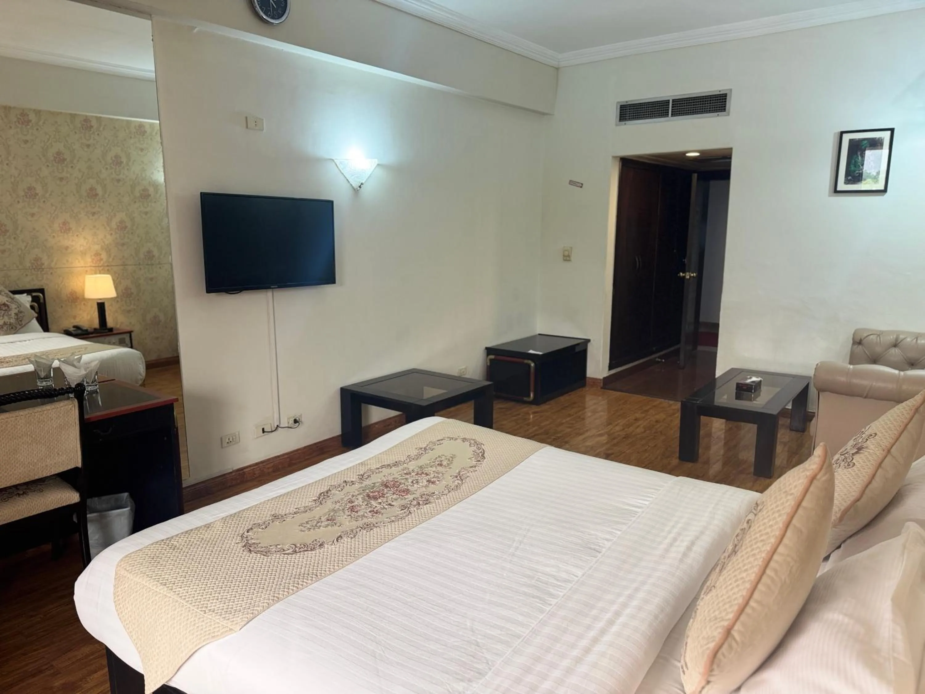 TV and multimedia, Bed in Hotel de Papae